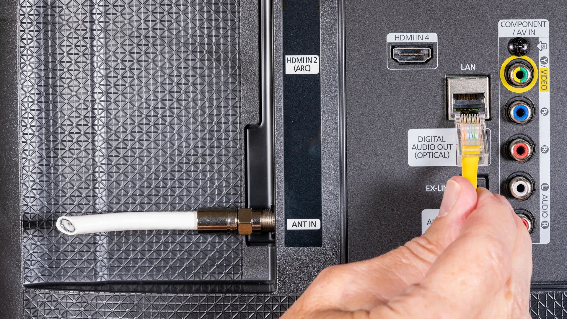 كابل إيثرنت متصل بمنفذ LAN في تلفزيون ذكي.