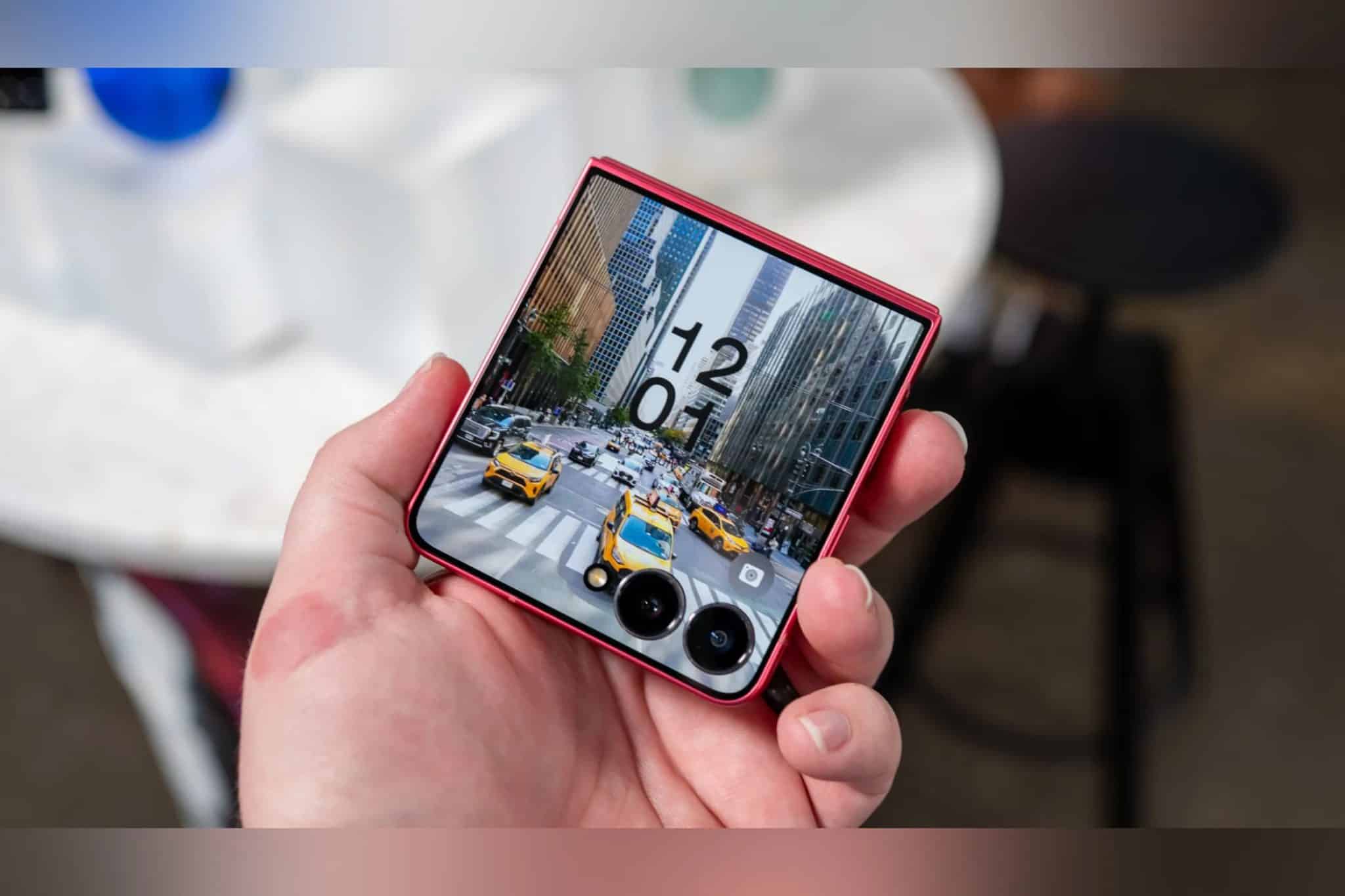 شخص يحمل هاتف Samsung Galaxy Z Flip 7 ويظهر الشاشة الخارجية