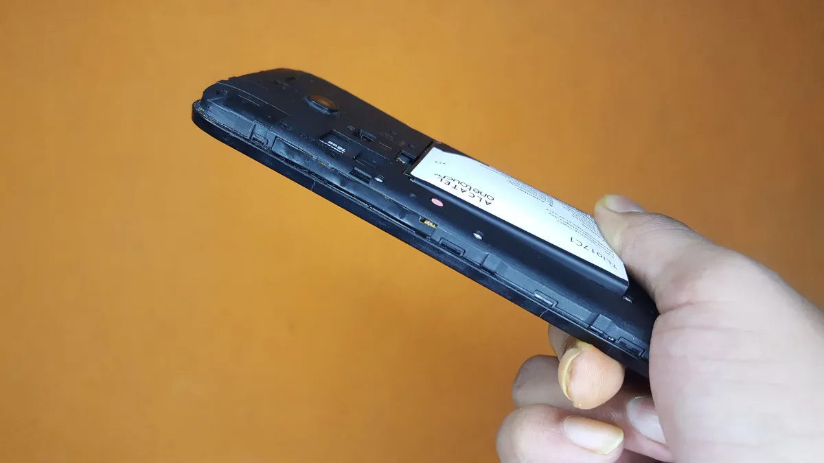 بطارية قابلة للإزالة منتفخة وغير قادرة على الدخول في حجرة الهاتف