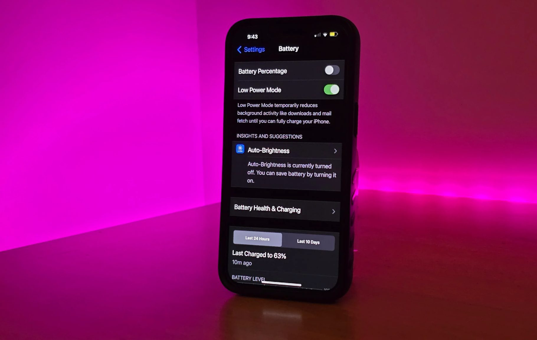 iPhone على طاولة مع تمكين وضع الطاقة المنخفضة