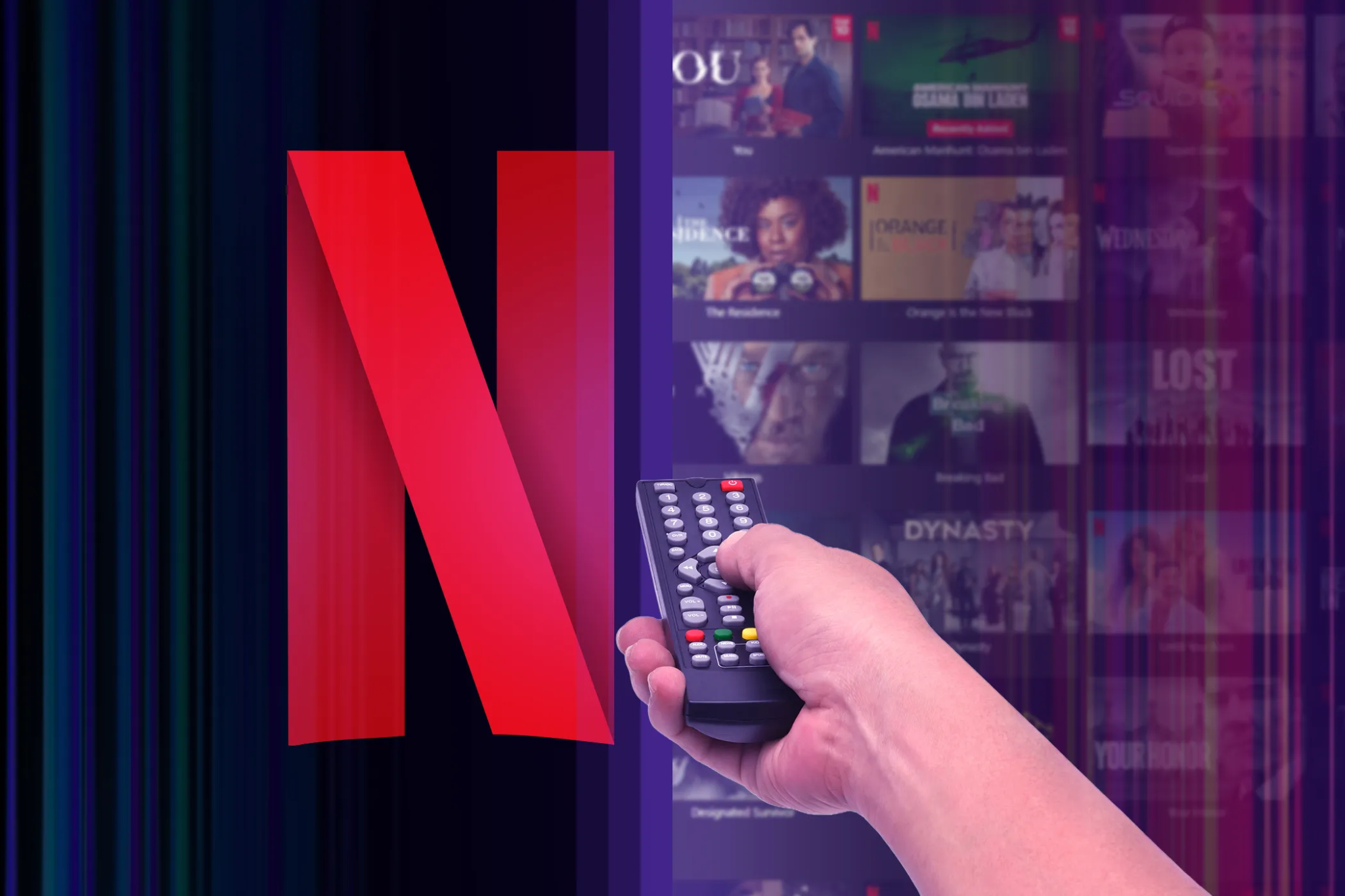 يد تحمل جهاز تحكم عن بعد موجهًا نحو شعار Netflix، مع وجود العديد من العروض في الخلفية