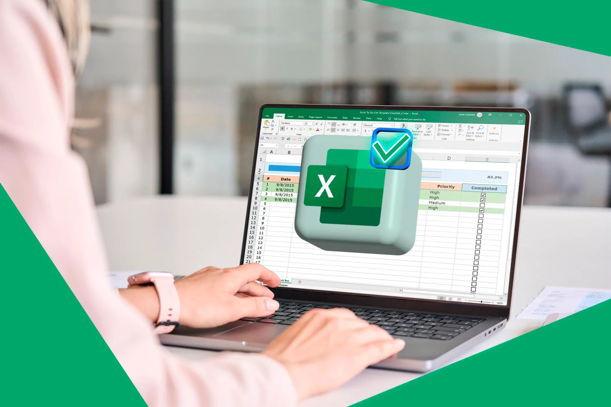 جهاز كمبيوتر محمول مع جدول بيانات Excel مفتوح وشعار Excel مع مربع اختيار أمام الشاشة.