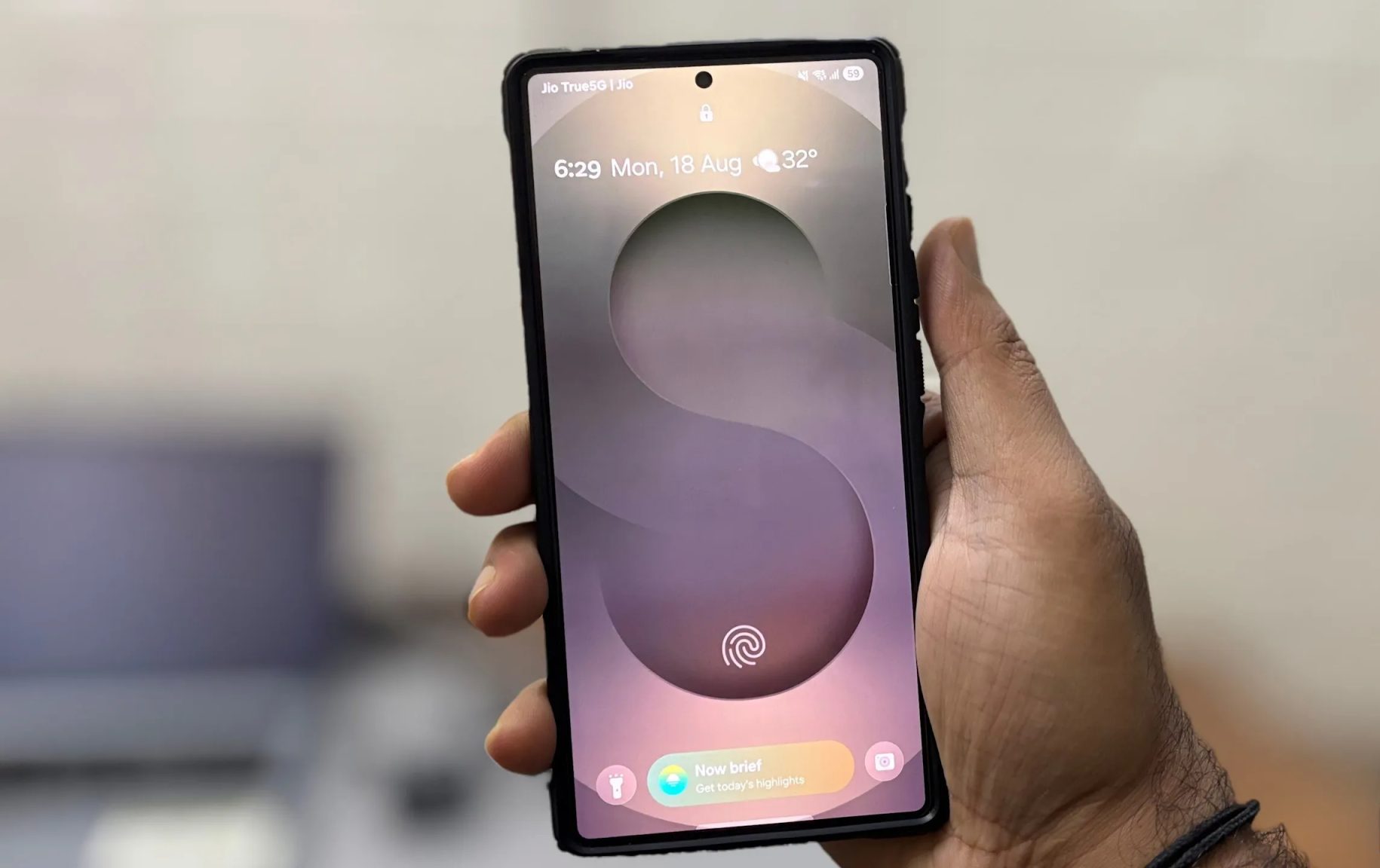 رجل يحمل هاتف Samsung S25 Ultra في يده