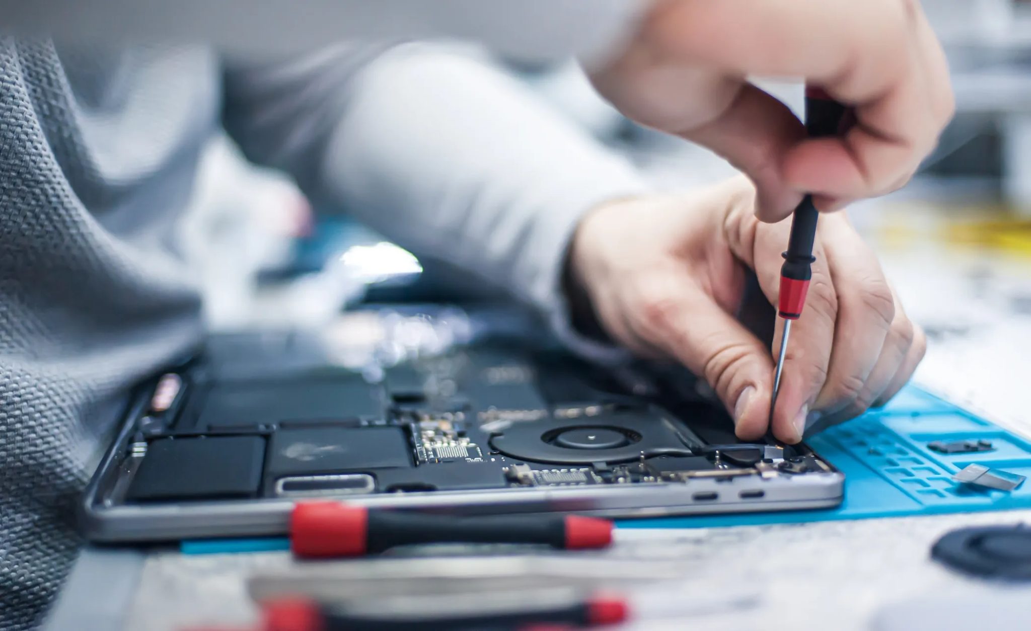 رجل يقوم بإصلاح جهاز لابتوب