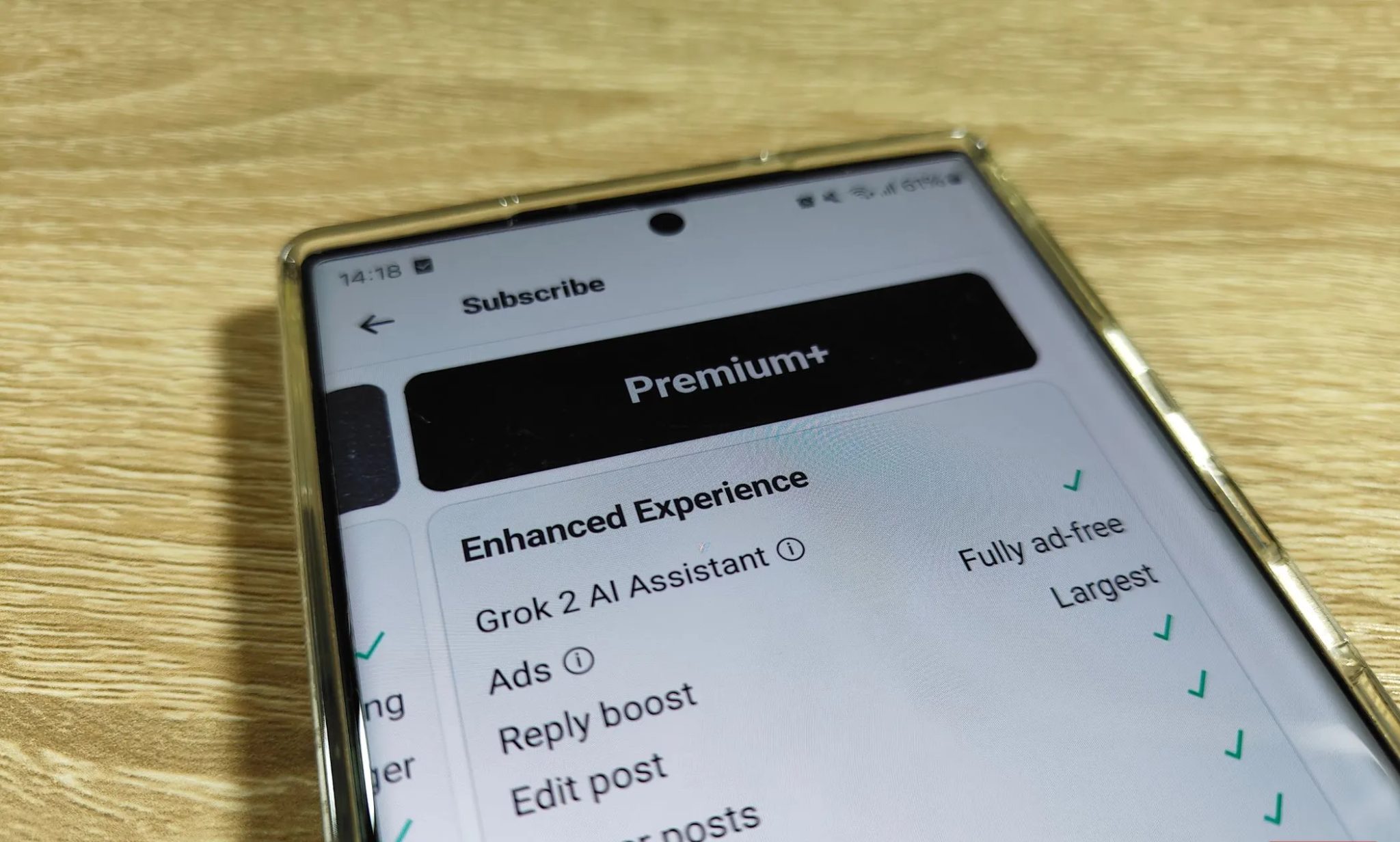 هاتف ذكي يعرض معلومات حول اشتراك X Premium+