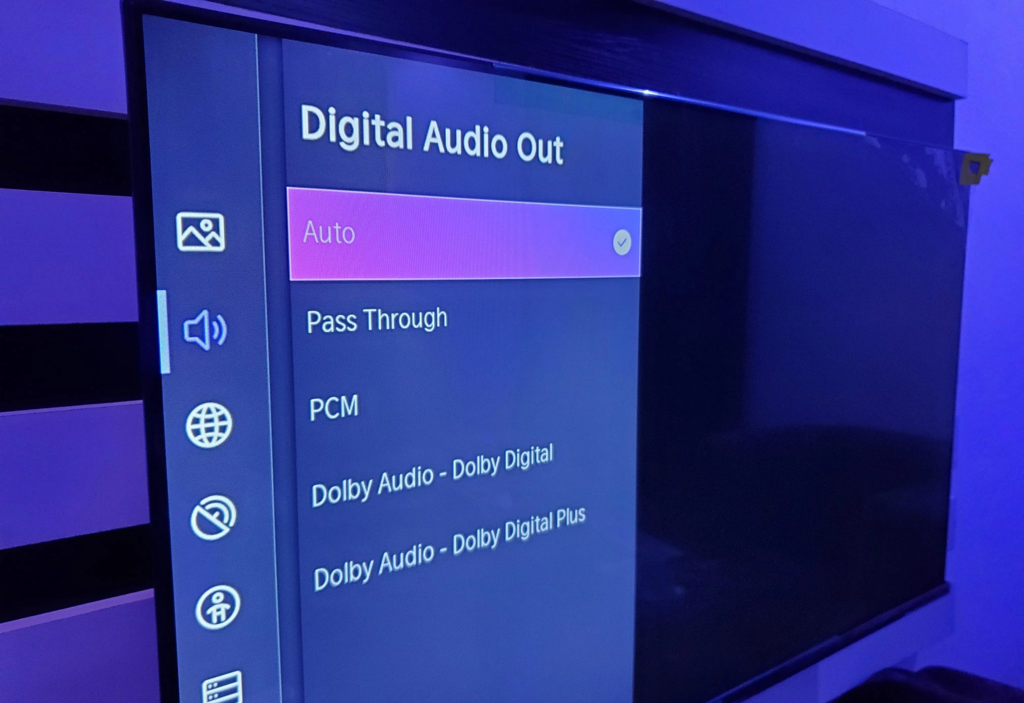شاشة تلفزيون تعرض قائمة إخراج الصوت الرقمي مع خيارات إخراج صوت متنوعة.