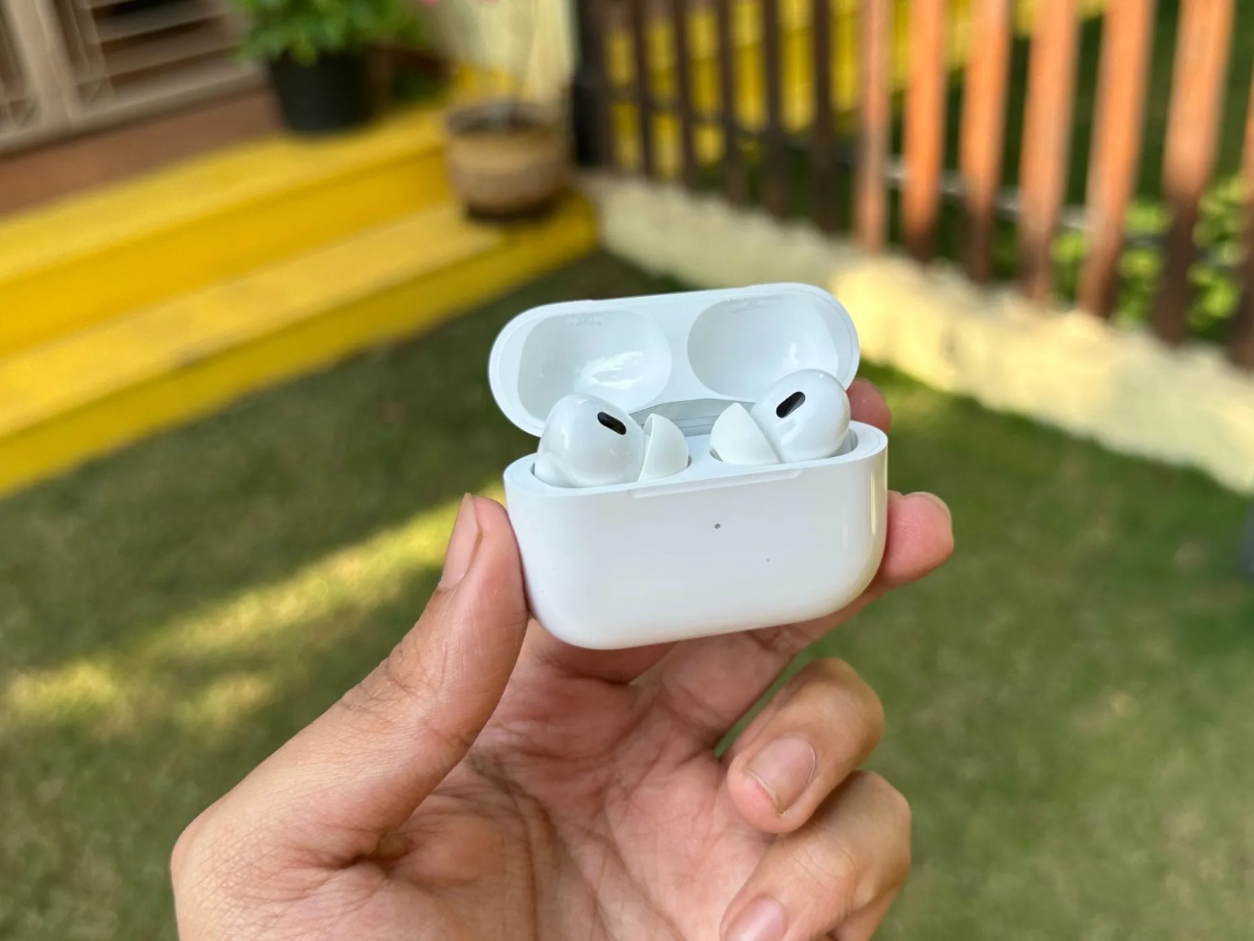 AirPods Pro 2 مع علبة مفتوحة في يد رجل