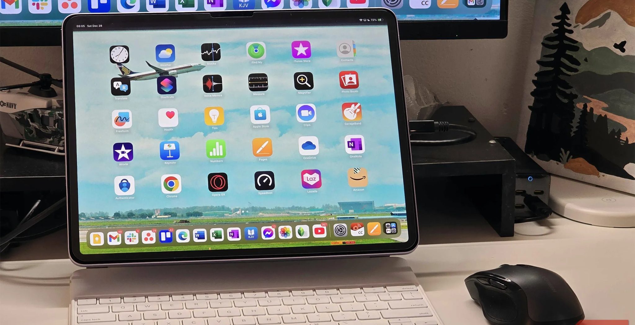 جهاز iPad Air على مكتب مع ملحقات