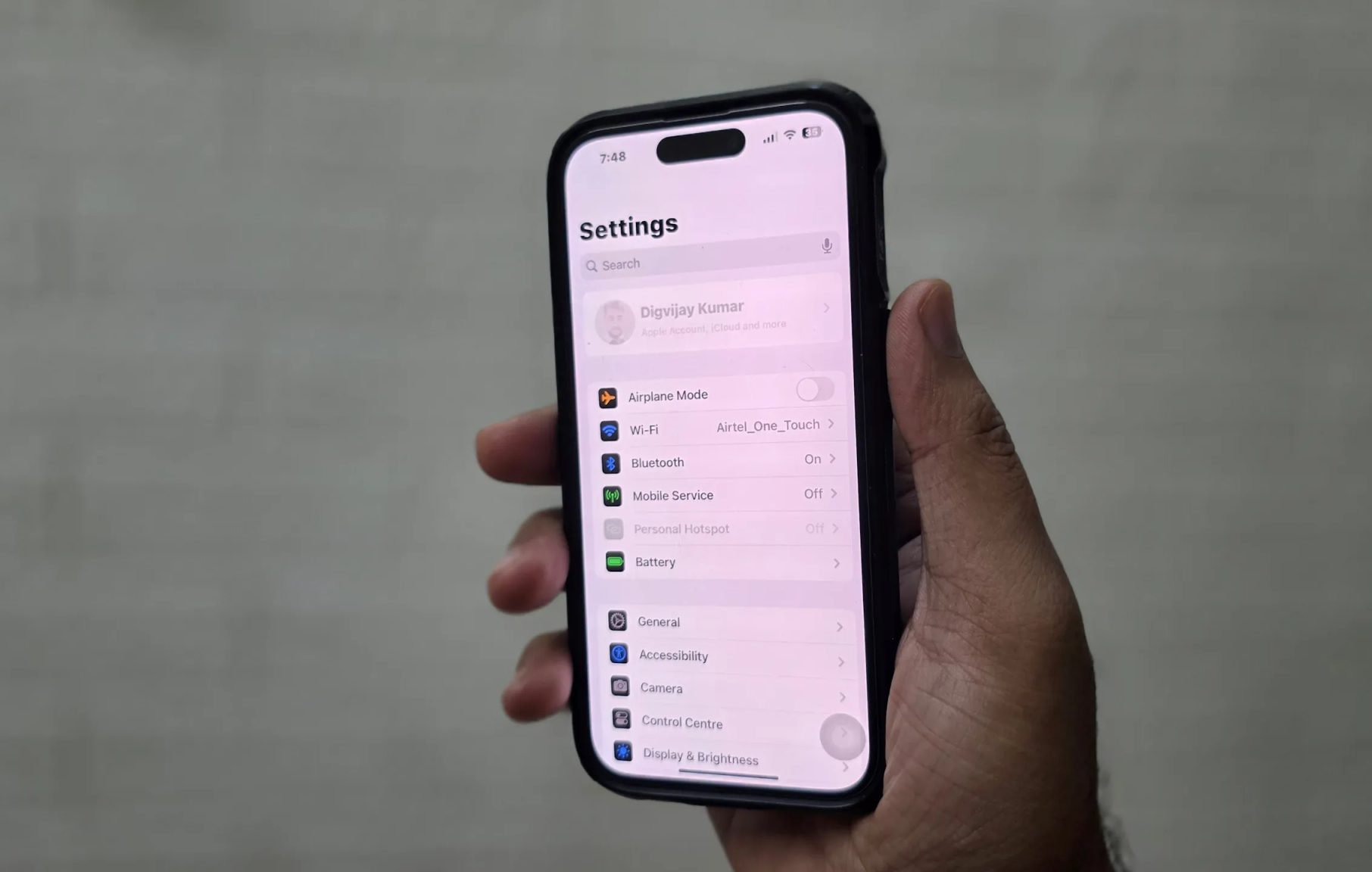 صورة iPhone مع إبراز قسم الحساب في قائمة الإعدادات