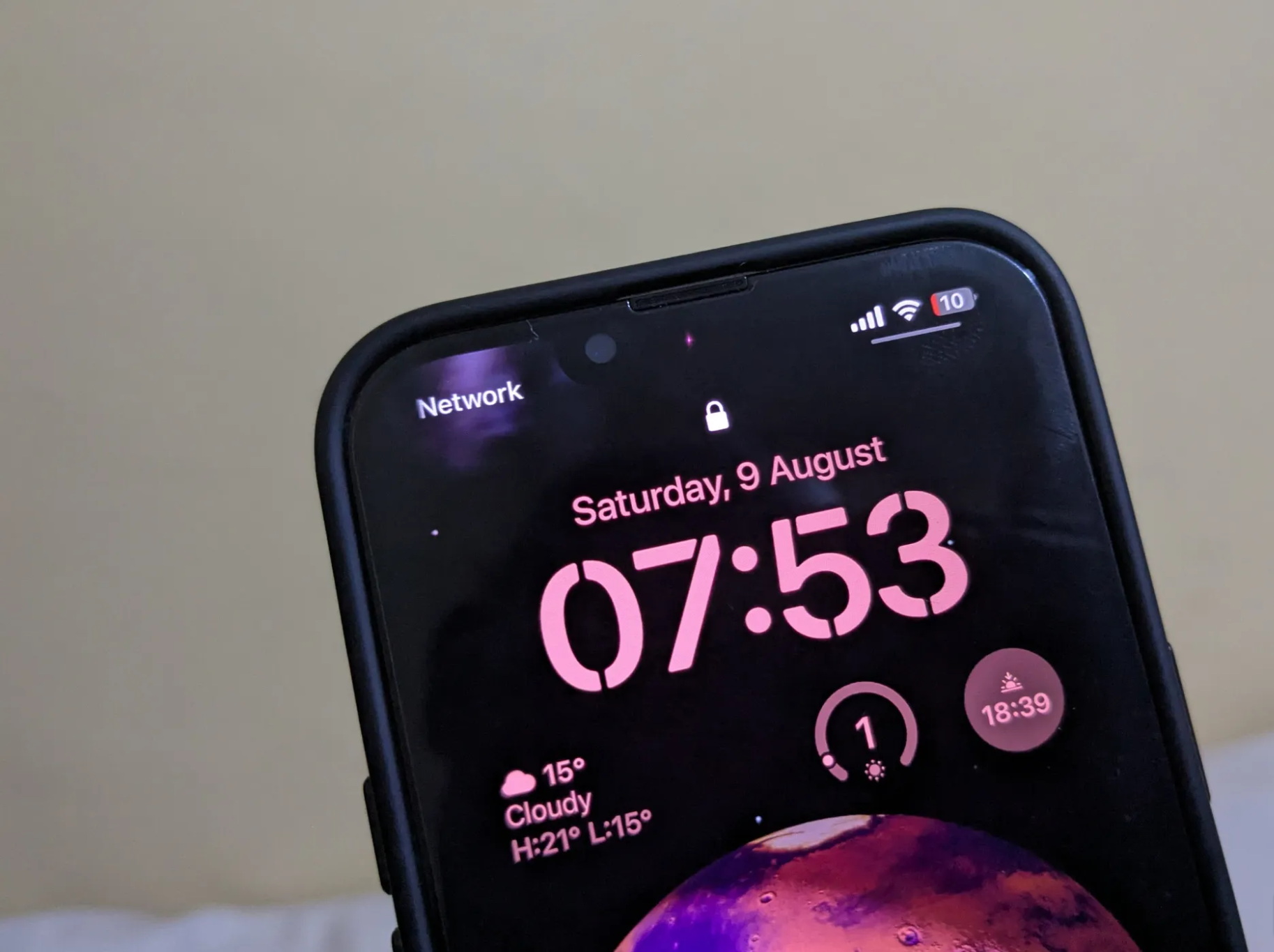 هاتف iPhone بنسبة شحن بطارية منخفضة في الصباح
