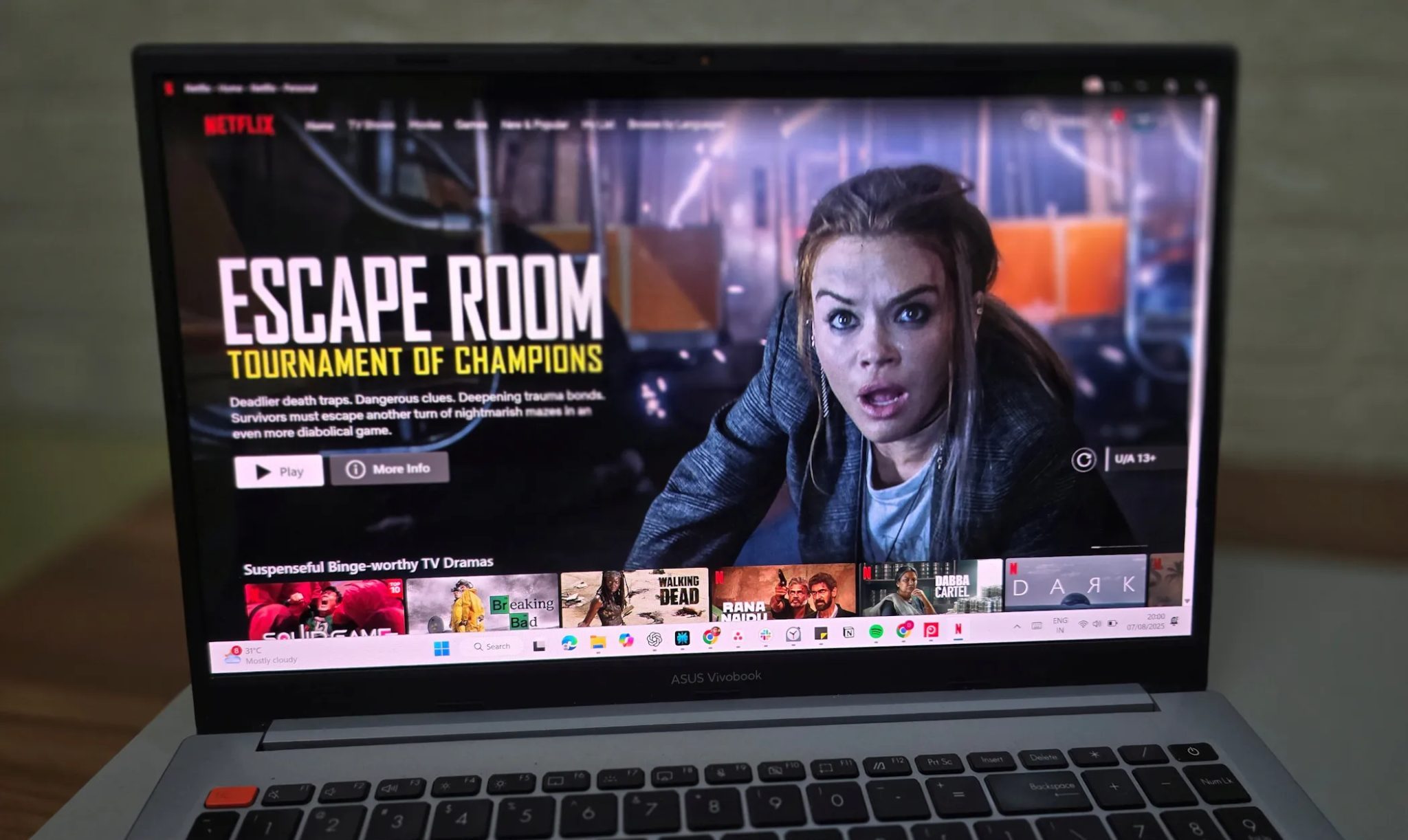 نافذة Netflix مفتوحة على حاسوب محمول على مكتب-1