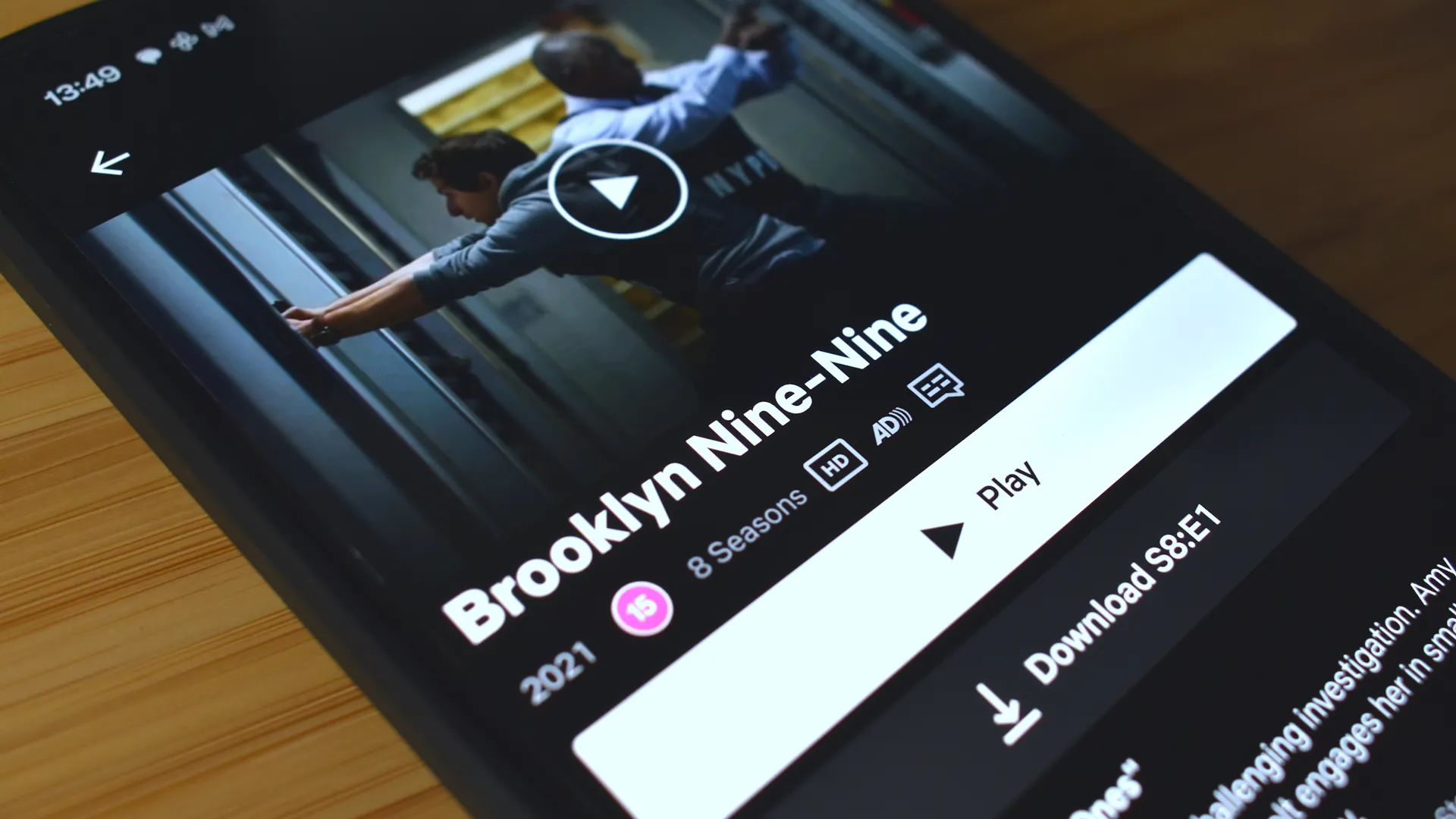 مسلسل Brooklyn Nine-Nine على شاشة هاتف ذكي يُعرض على Netflix.