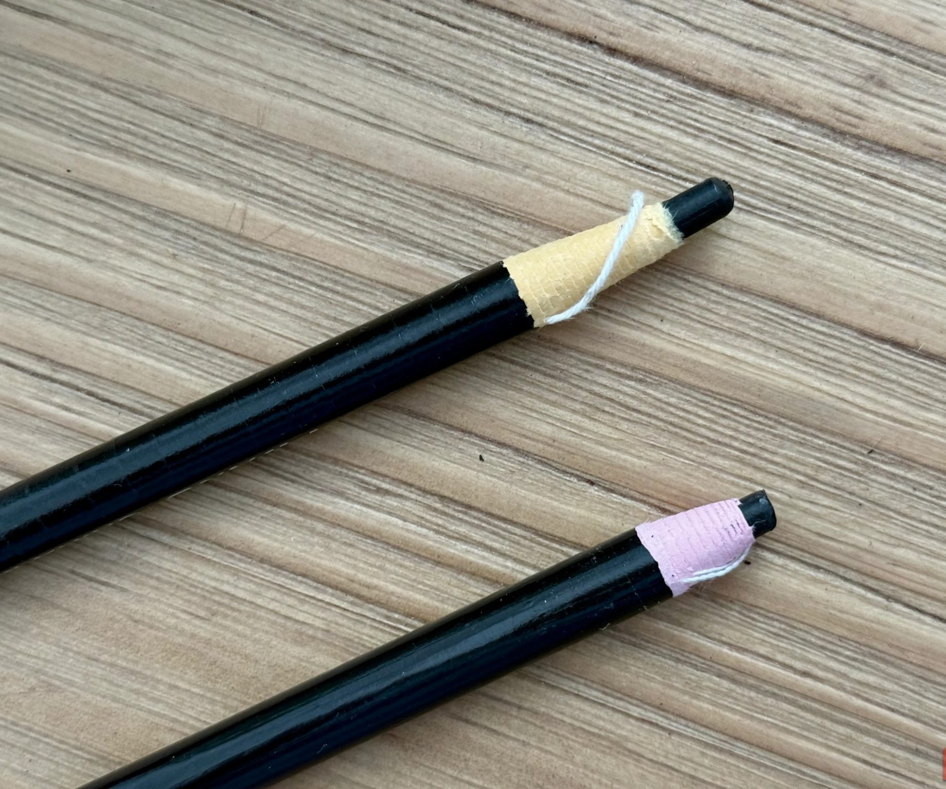 أقلام تحديد الصين على طاولة