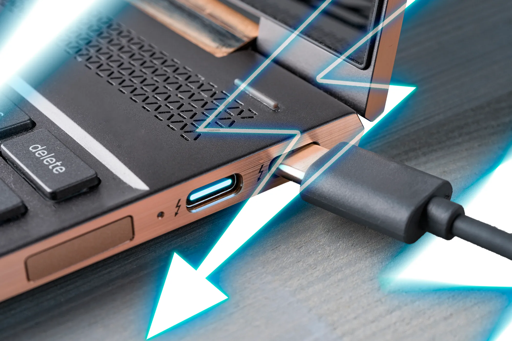 صورة مقربة للابتوب بمنفذ Thunderbolt USB-C مع رمز Thunderbolt