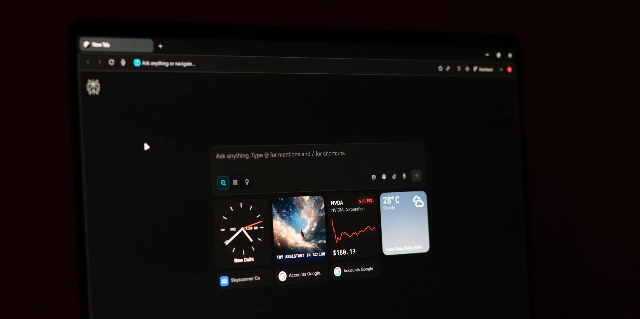 الصفحة الرئيسية لمتصفح Comet مع الأدوات المصغرة وشريط البحث.