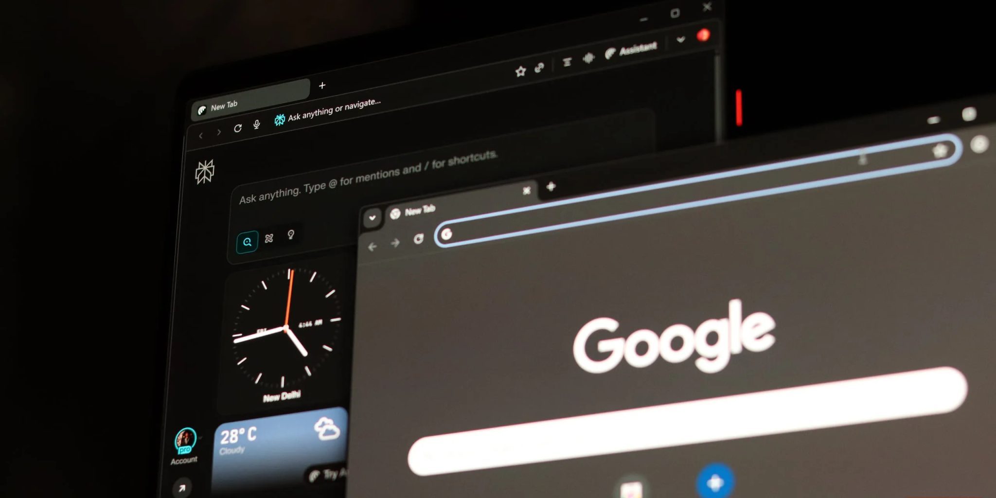 Comet و Google Chrome مفتوحان على نظام Windows.