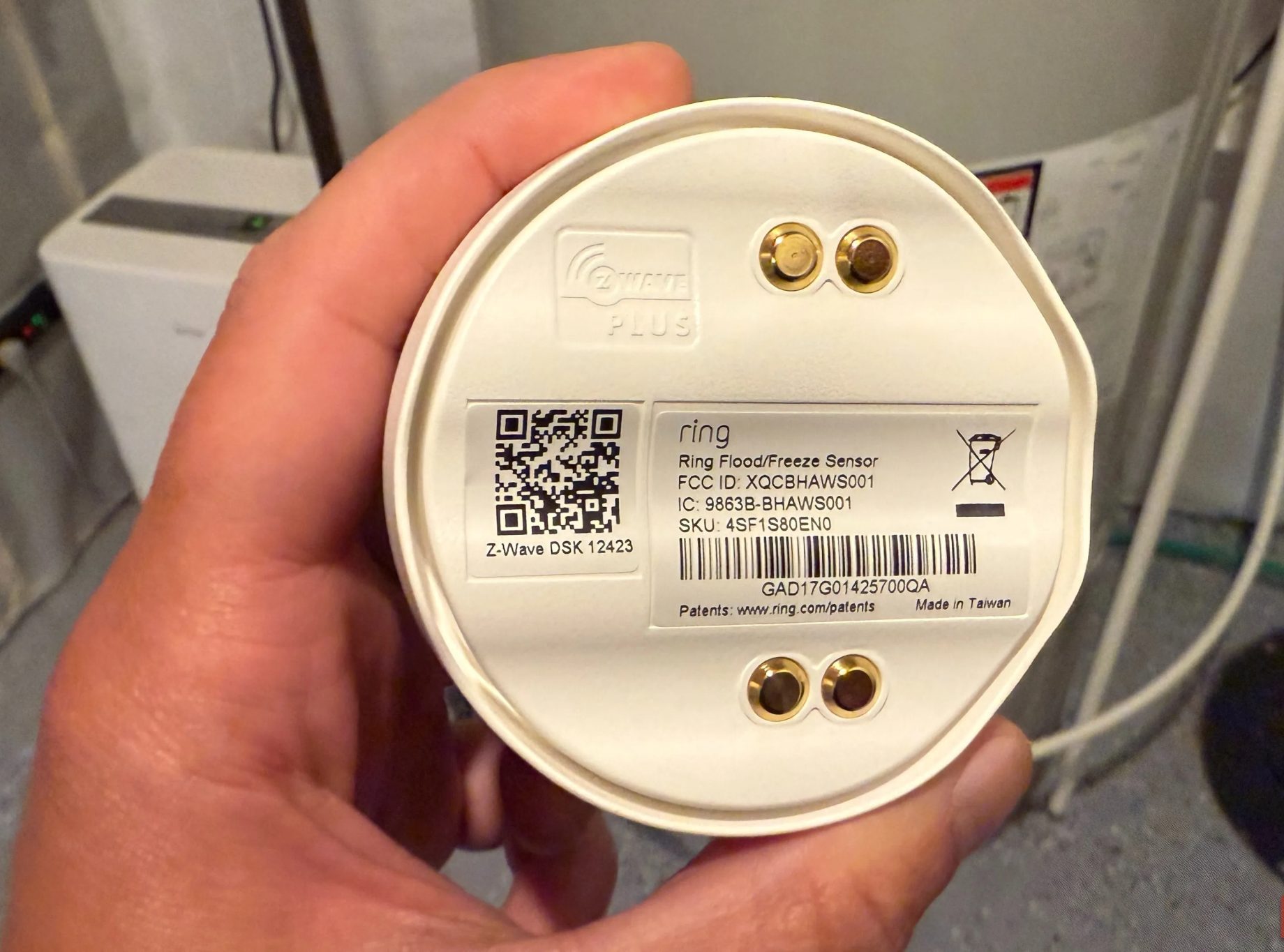 منظر سفلي لجهاز Ring للكشف عن الفيضانات والتجمد يظهر نقاط الاتصال بالماء