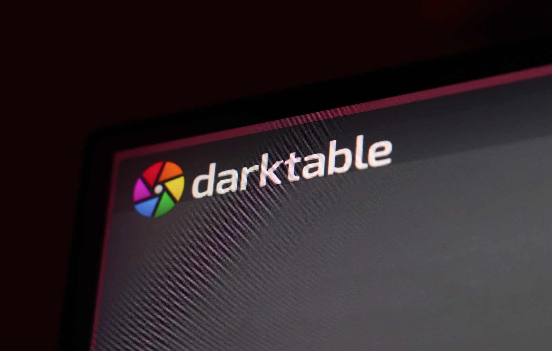 شعار Darktable على موقعه الإلكتروني في متصفح Zen