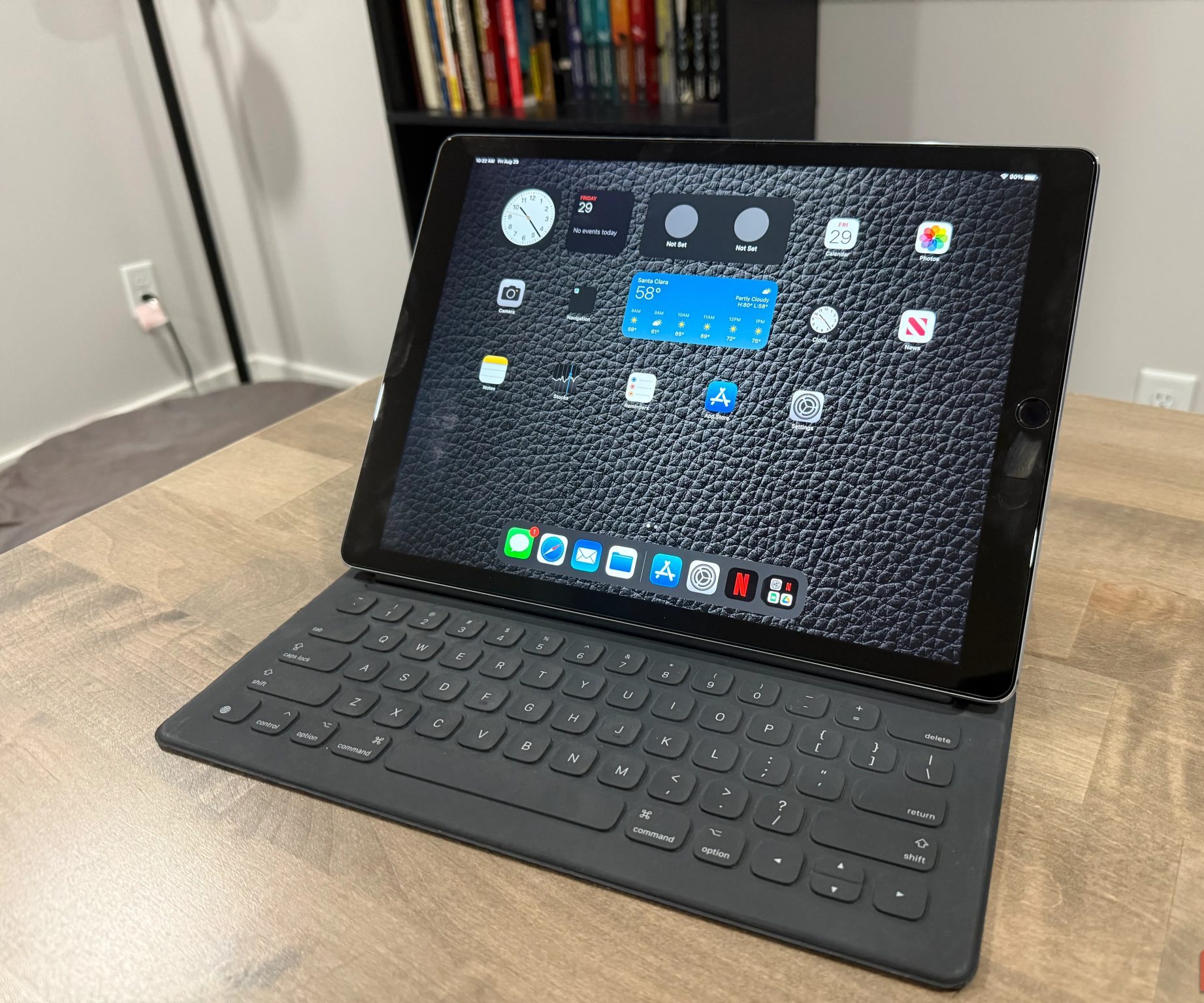 جهاز iPad Pro من الجيل الأول على المكتب مع لوحة مفاتيح