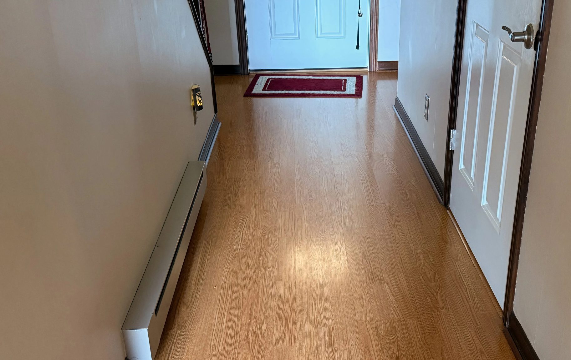 صورة لأرضية ممر نظيفة في منزل.