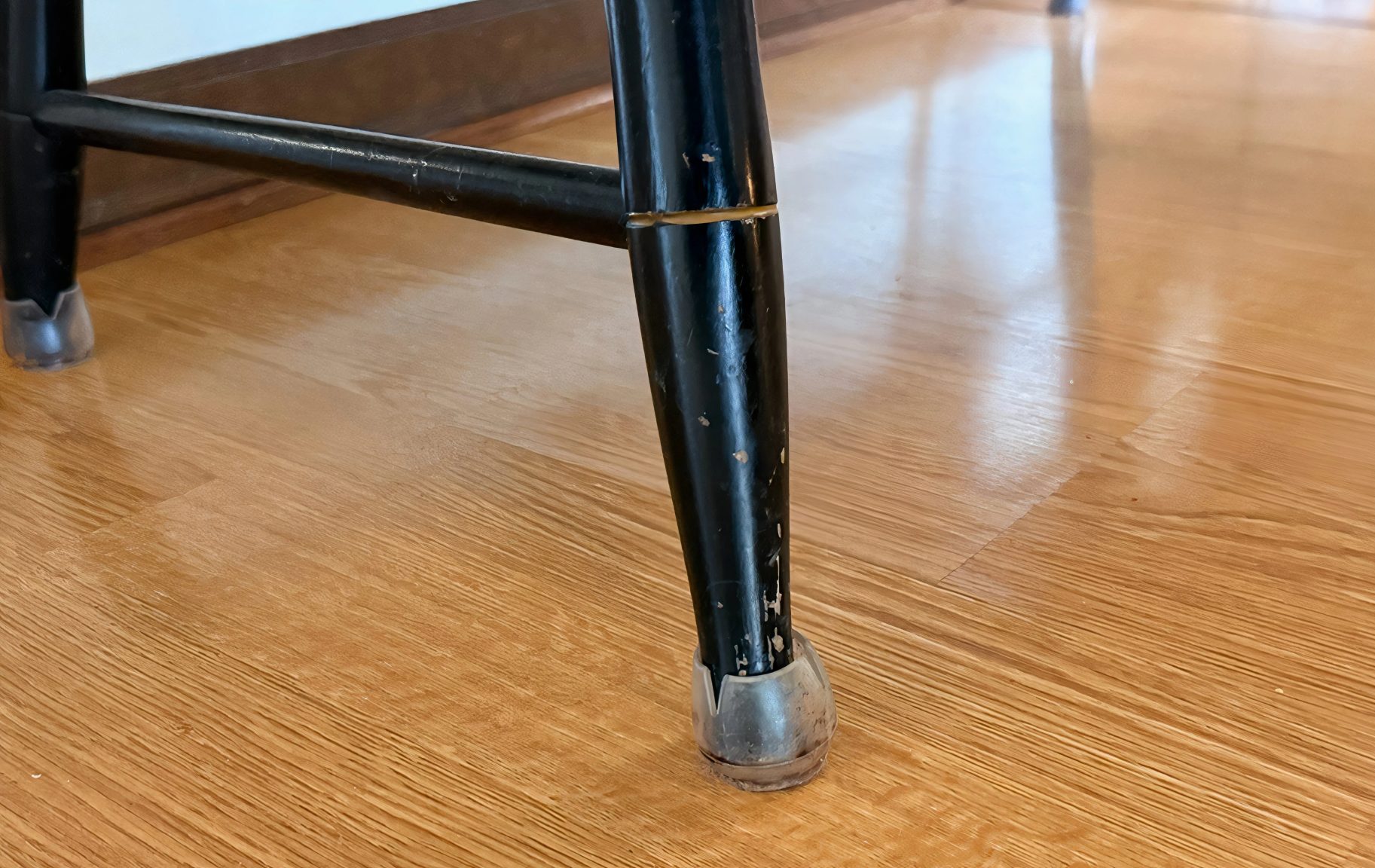 أرضية مغلفة تظهر أسفل طاولة في مطبخ.