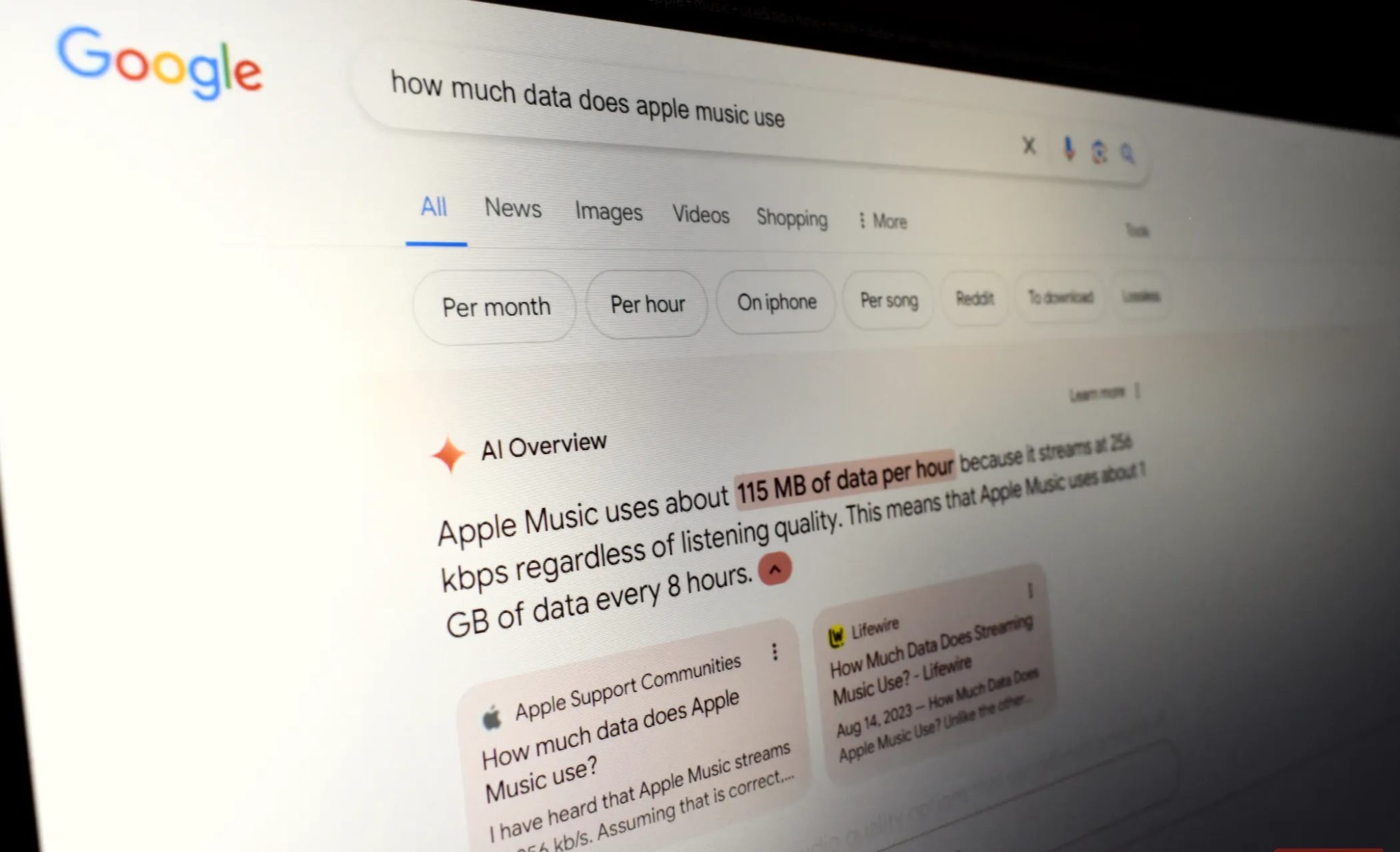 بحث نظرة عامة مدعومة بالذكاء الاصطناعي من Google على شاشة الكمبيوتر المحمول