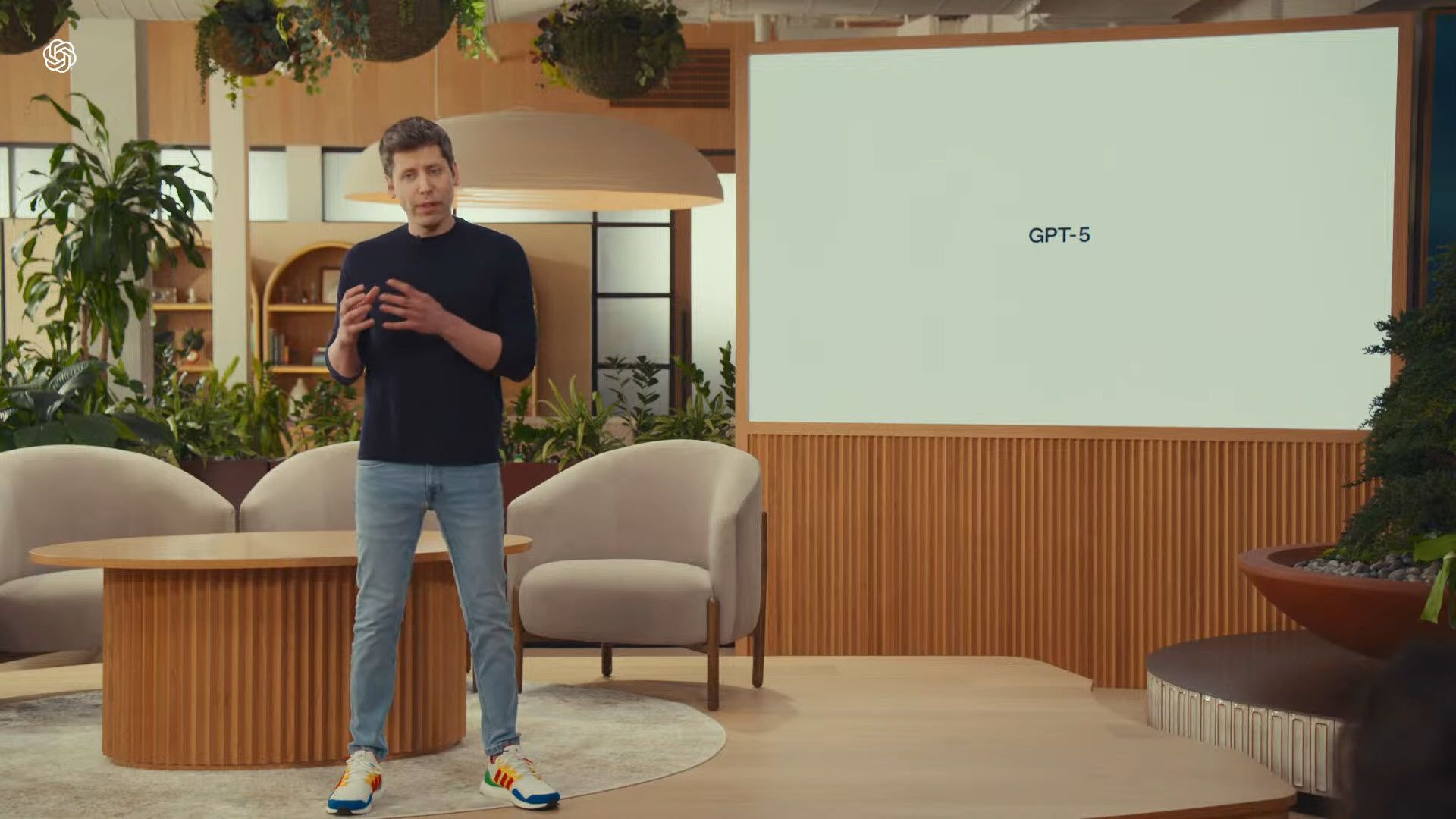 سام ألتمان يقف أمام عرض تقديمي لـ GPT-5