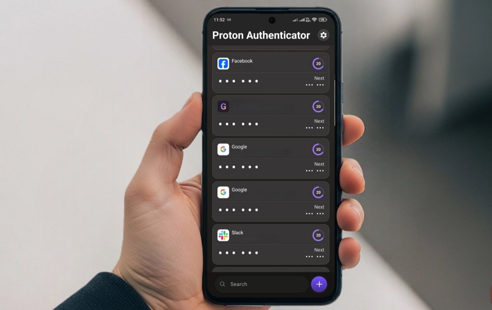 يد تحمل هاتفًا مفتوحًا على تطبيق Proton Authenticator.