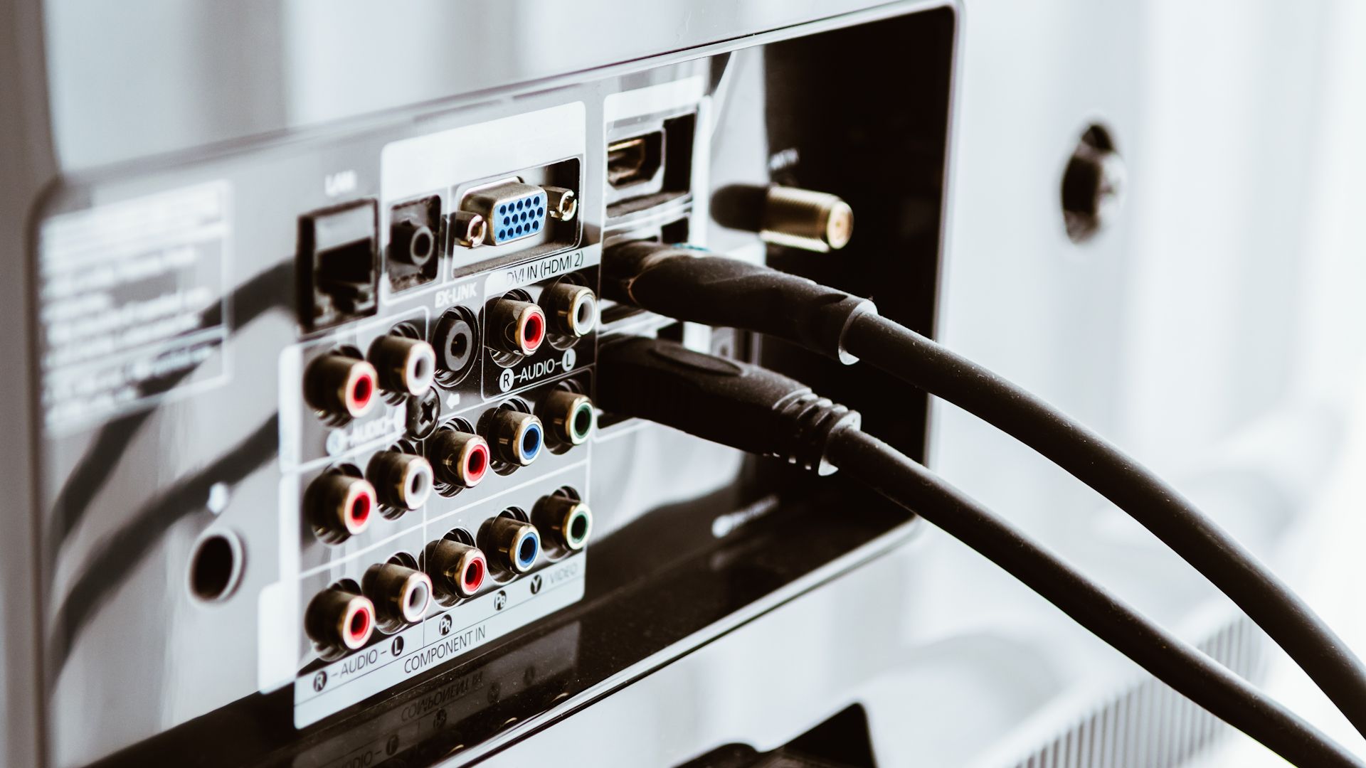 كابلات HDMI موصولة بتلفزيون ذكي.