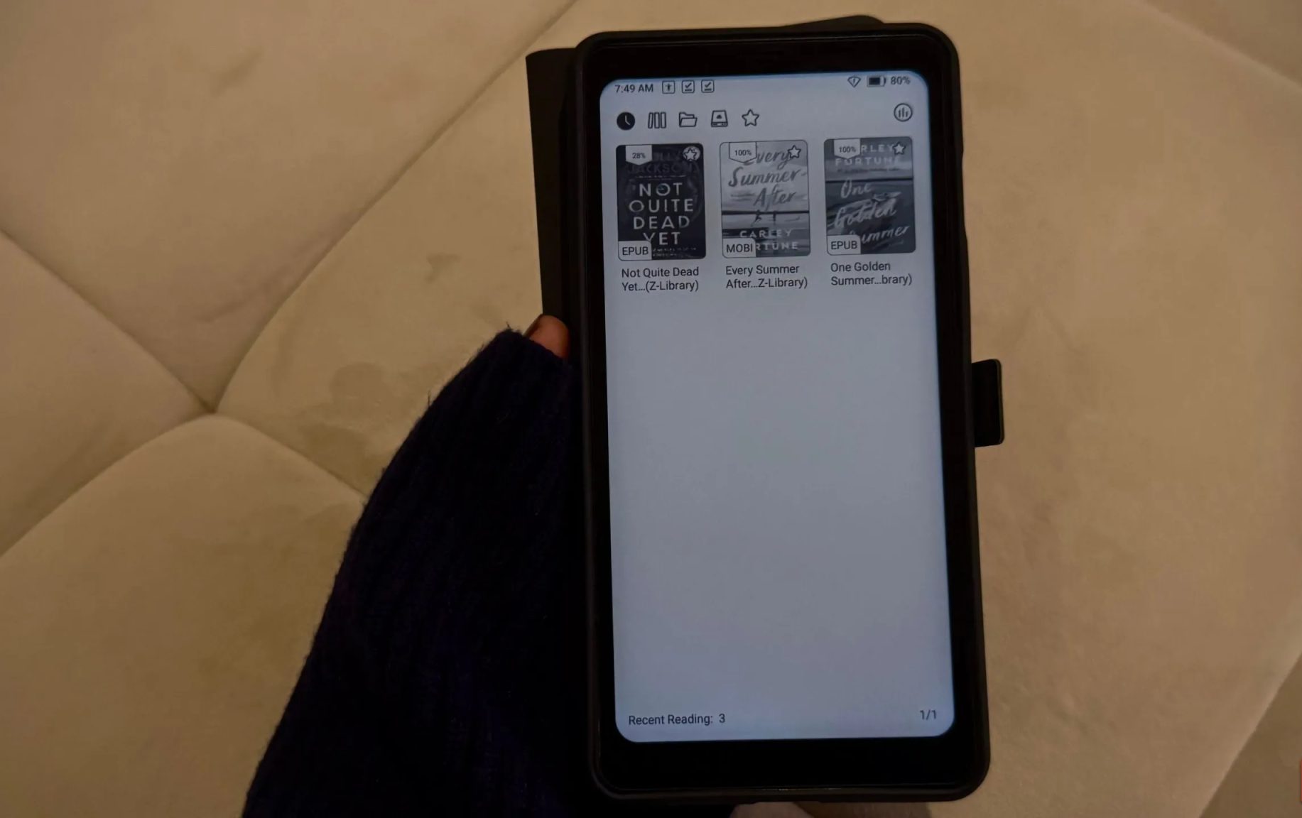 التقاط صورة لشخص يحمل جهاز Boox Palma 2