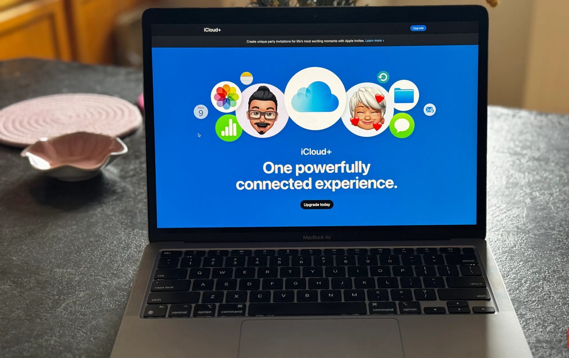 موقع iCloud+ على جهاز MacBook موضوع على طاولة مطبخ