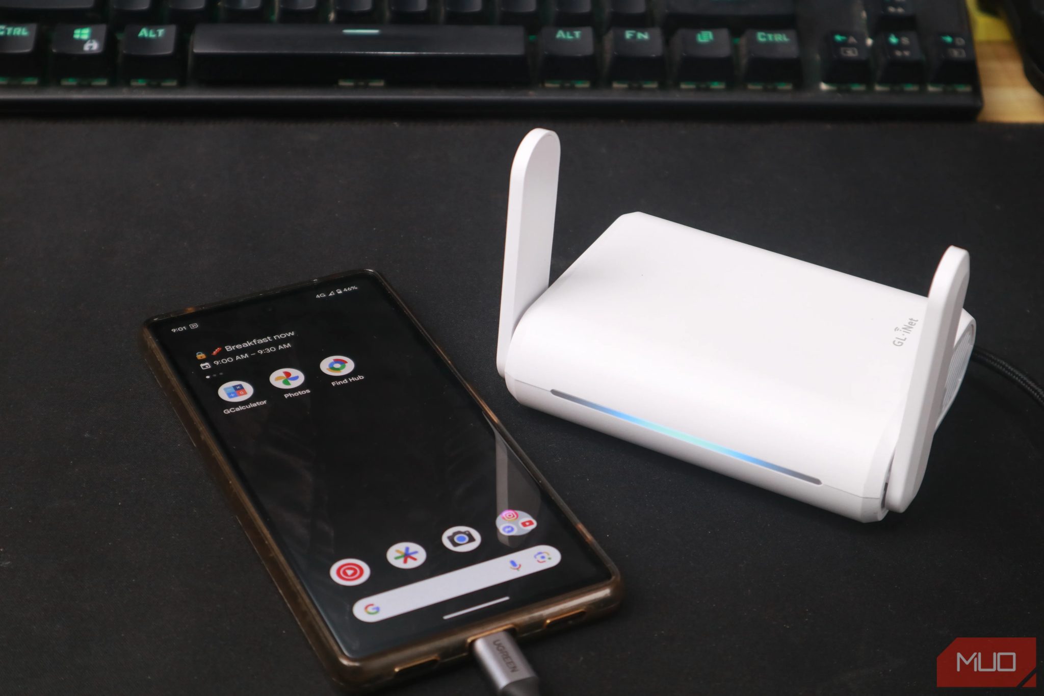 هاتف ذكي يشغل جهاز توجيه السفر باستخدام USB-C