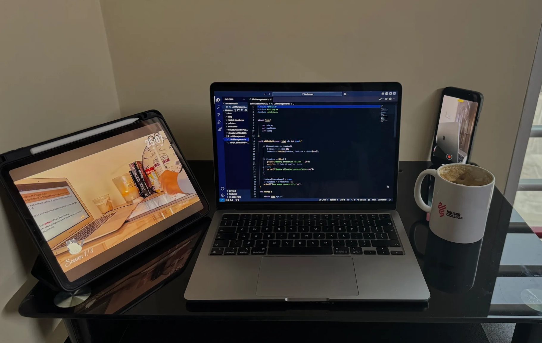 MacBook و iPad وهاتف على المكتب