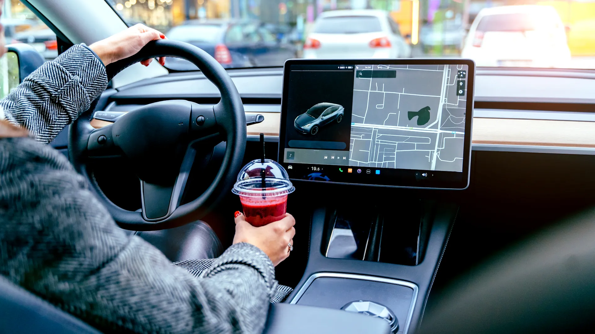 شاشة داخلية تعرض معلومات في سيارة كهربائية من نوع Tesla.