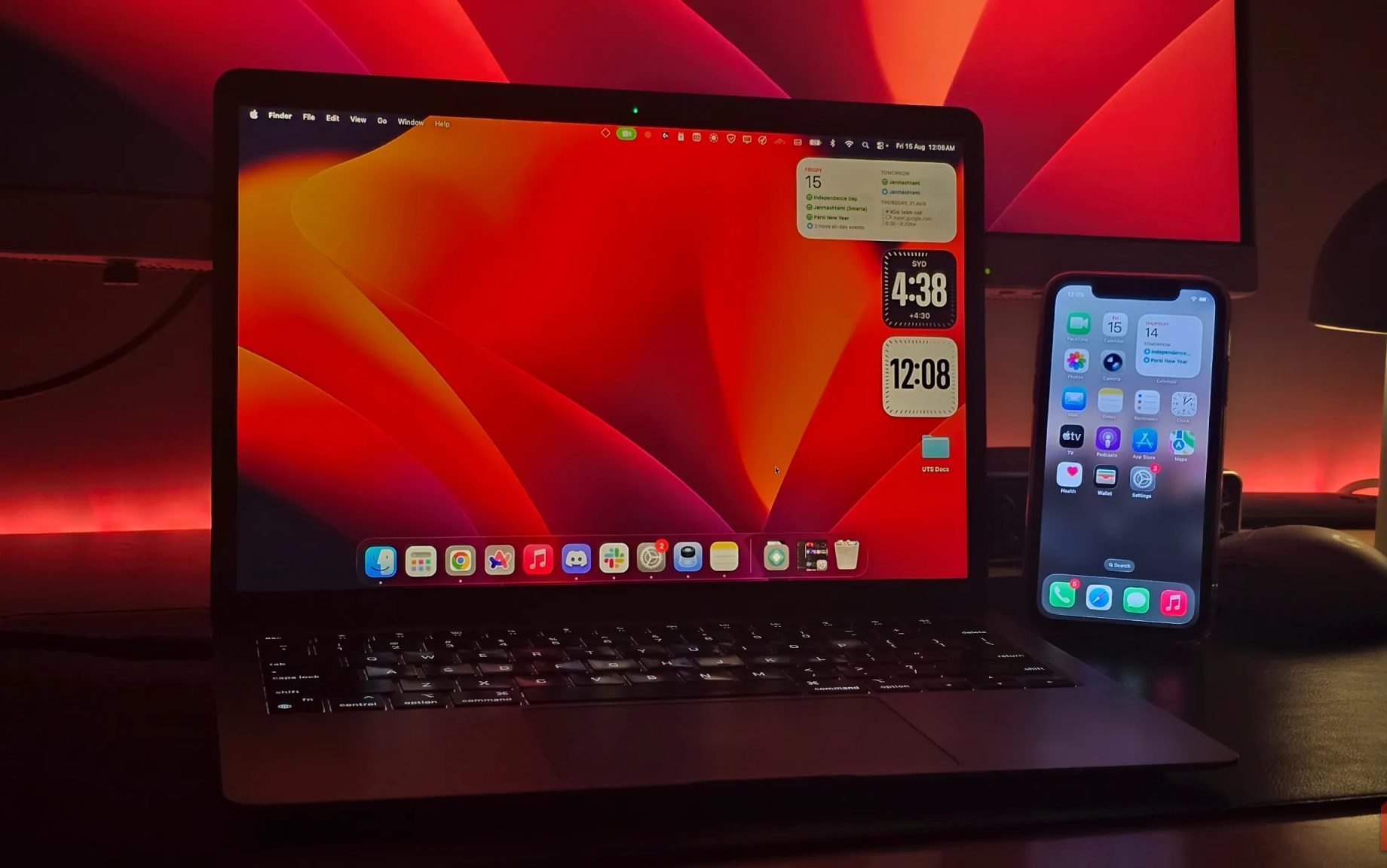 iPhone و MacBook بجوار بعضهما البعض على طاولة