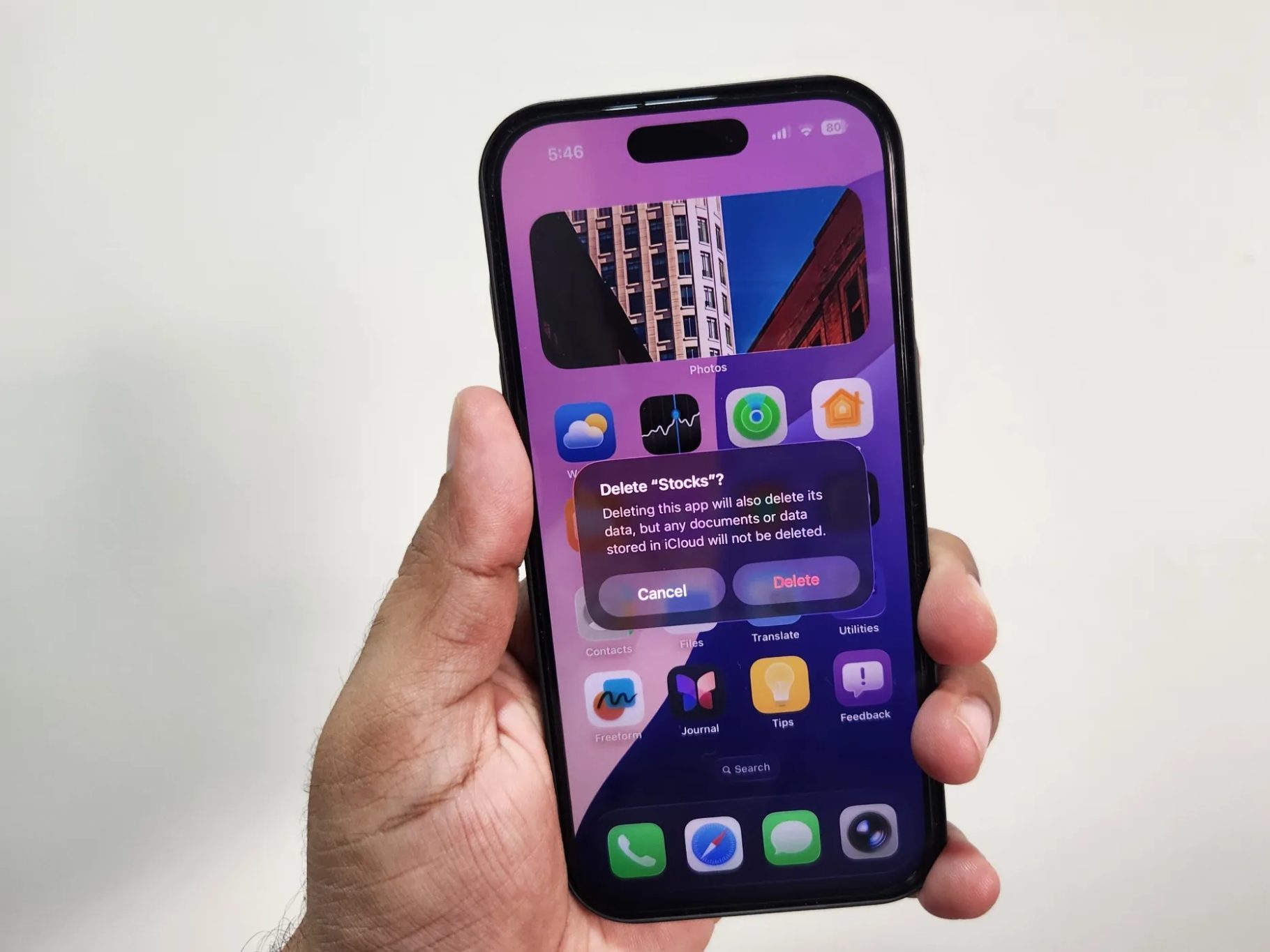 iPhone في اليد يعرض مطالبة بإلغاء تثبيت تطبيق Stocks