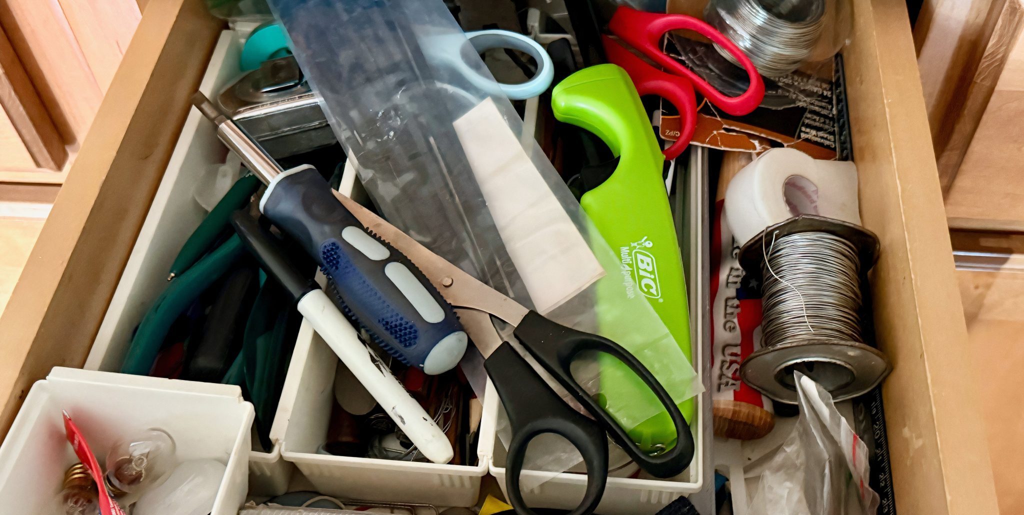 درج خردة مزدحم في خزانة