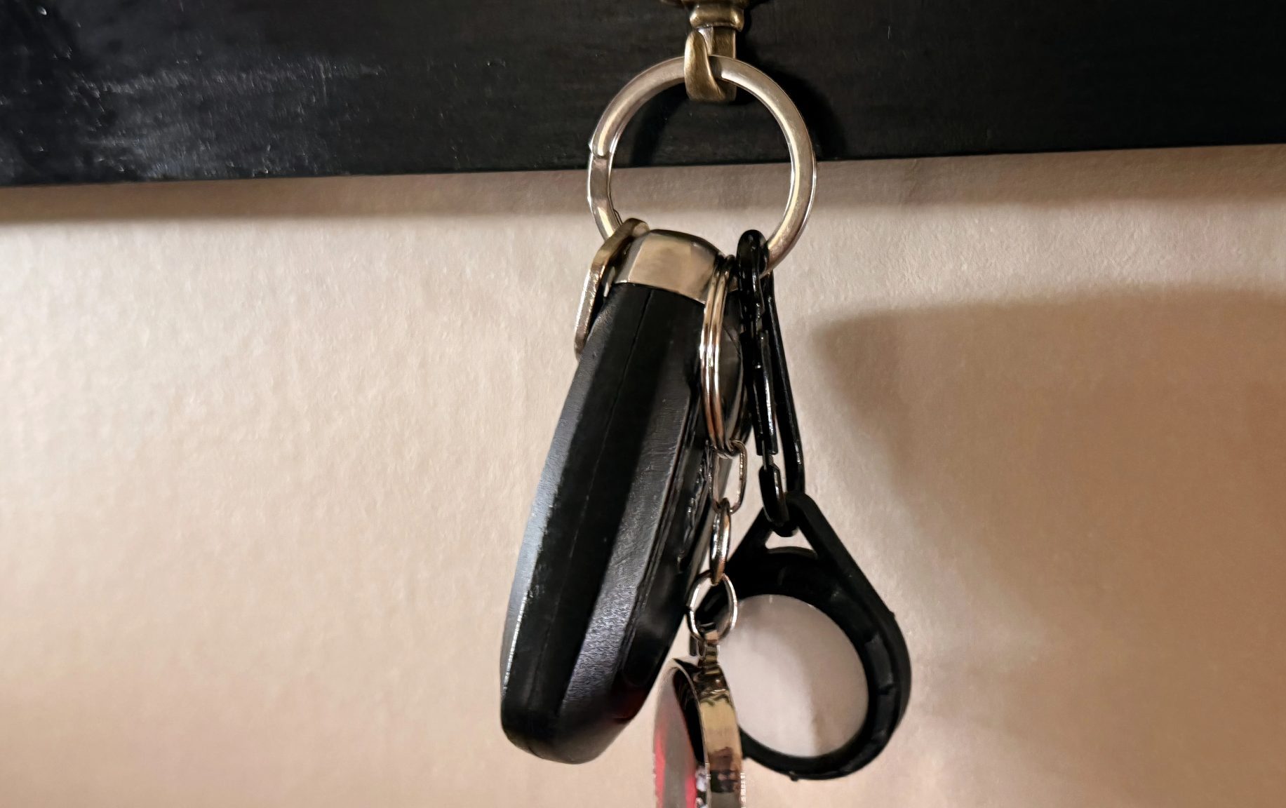 مجموعة من المفاتيح معلقة على علاقة.