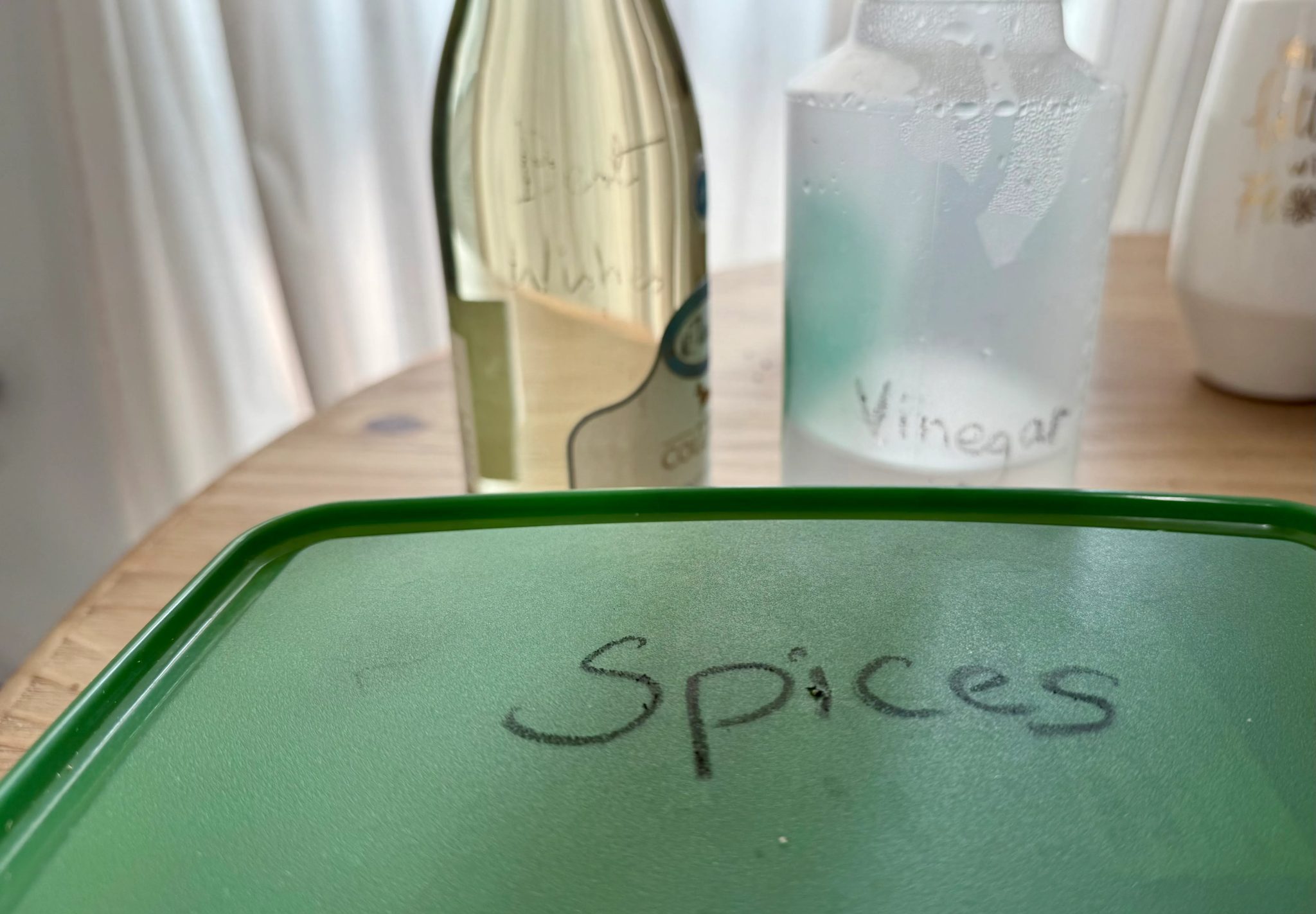 مواد مختلفة تم وضع ملصقات عليها باستخدام أقلام التحديد الشمعية