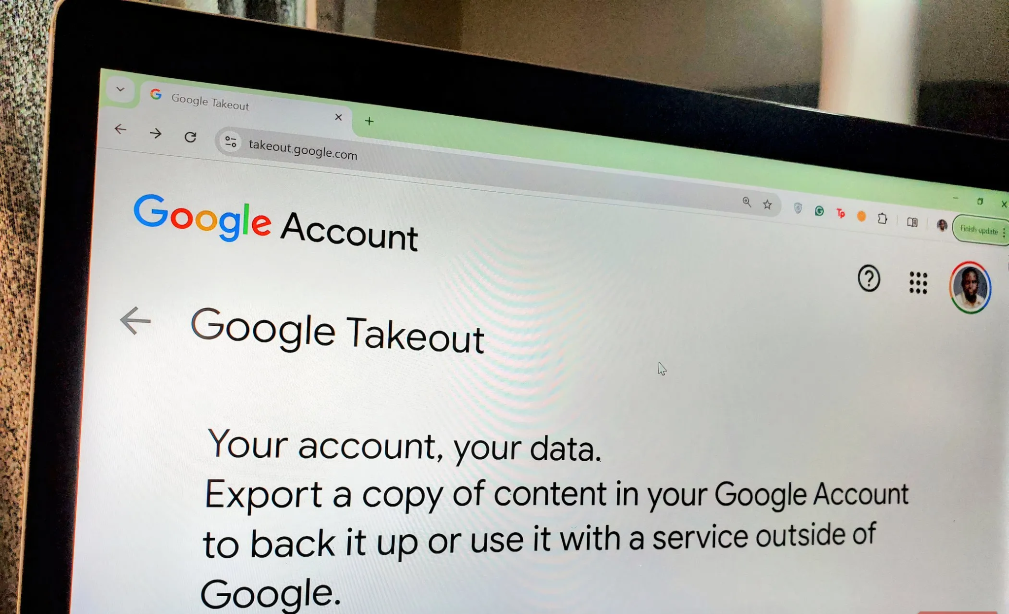 شاشة حاسوب محمول تعرض صفحة Google Takeout.