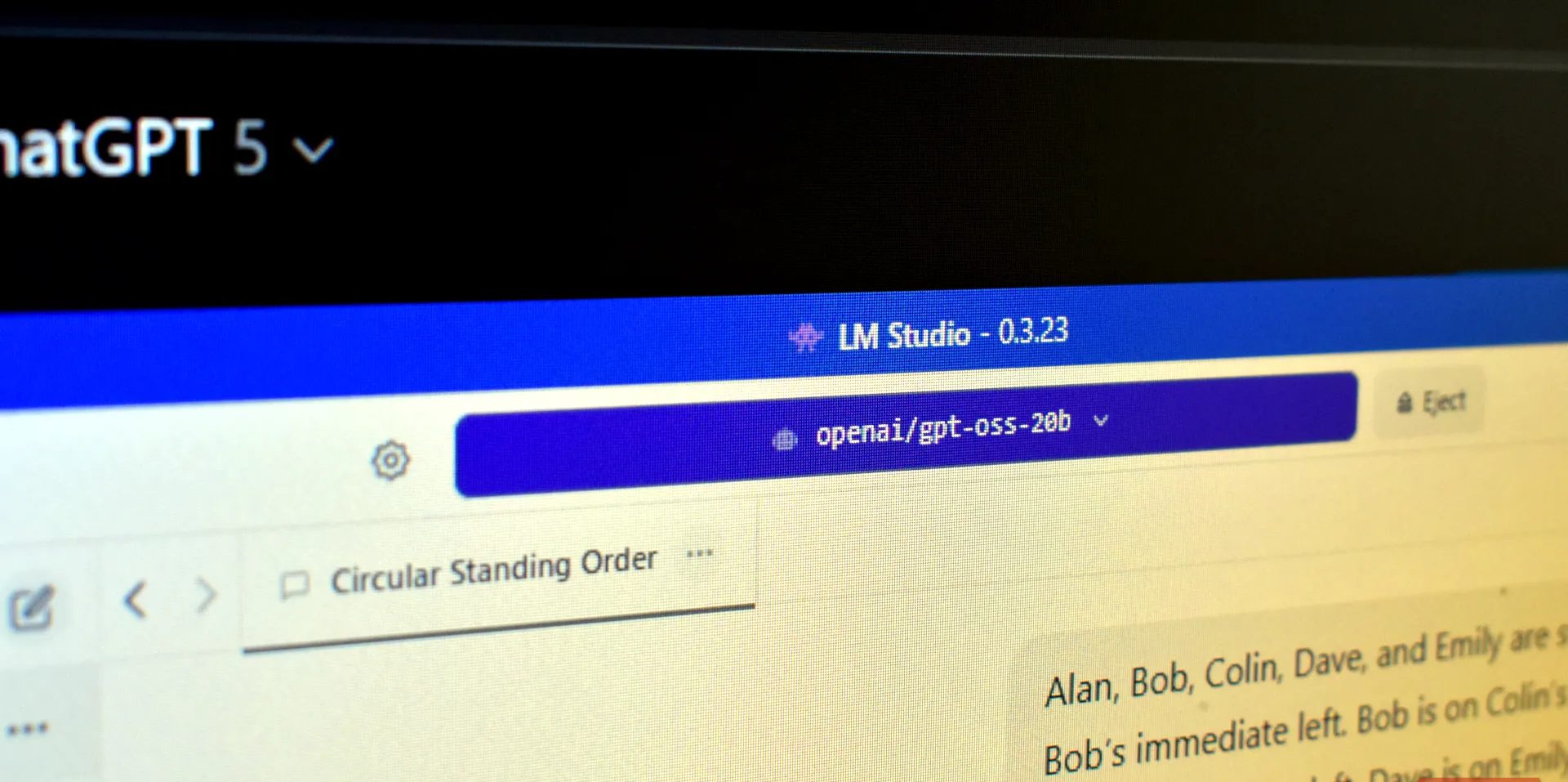 شاشة الكمبيوتر تعرض برنامج LM Studio و نموذج GPT-OSS-20B للذكاء الاصطناعي المحلي.