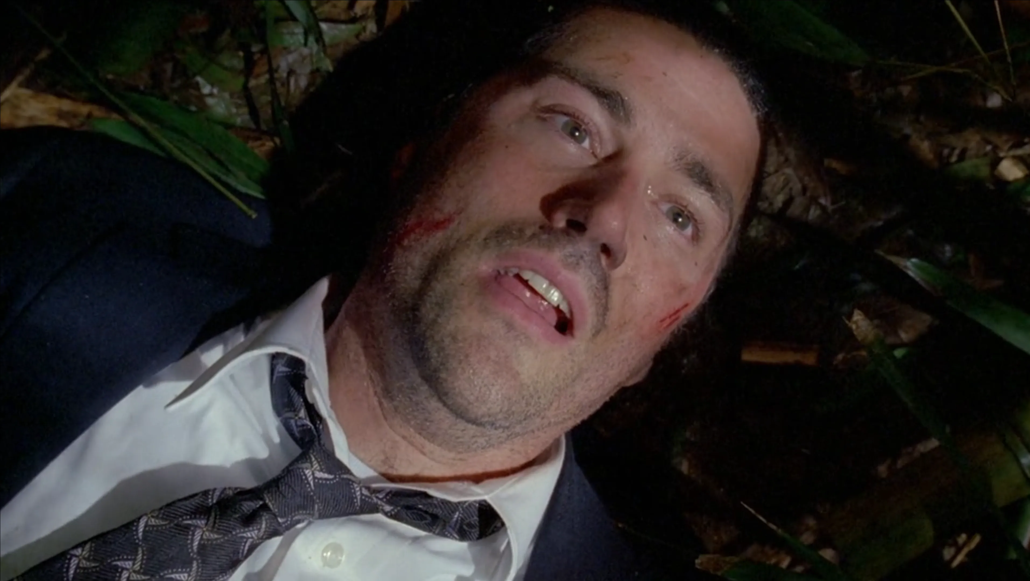 جاك من مسلسل Lost يحدق في السماء