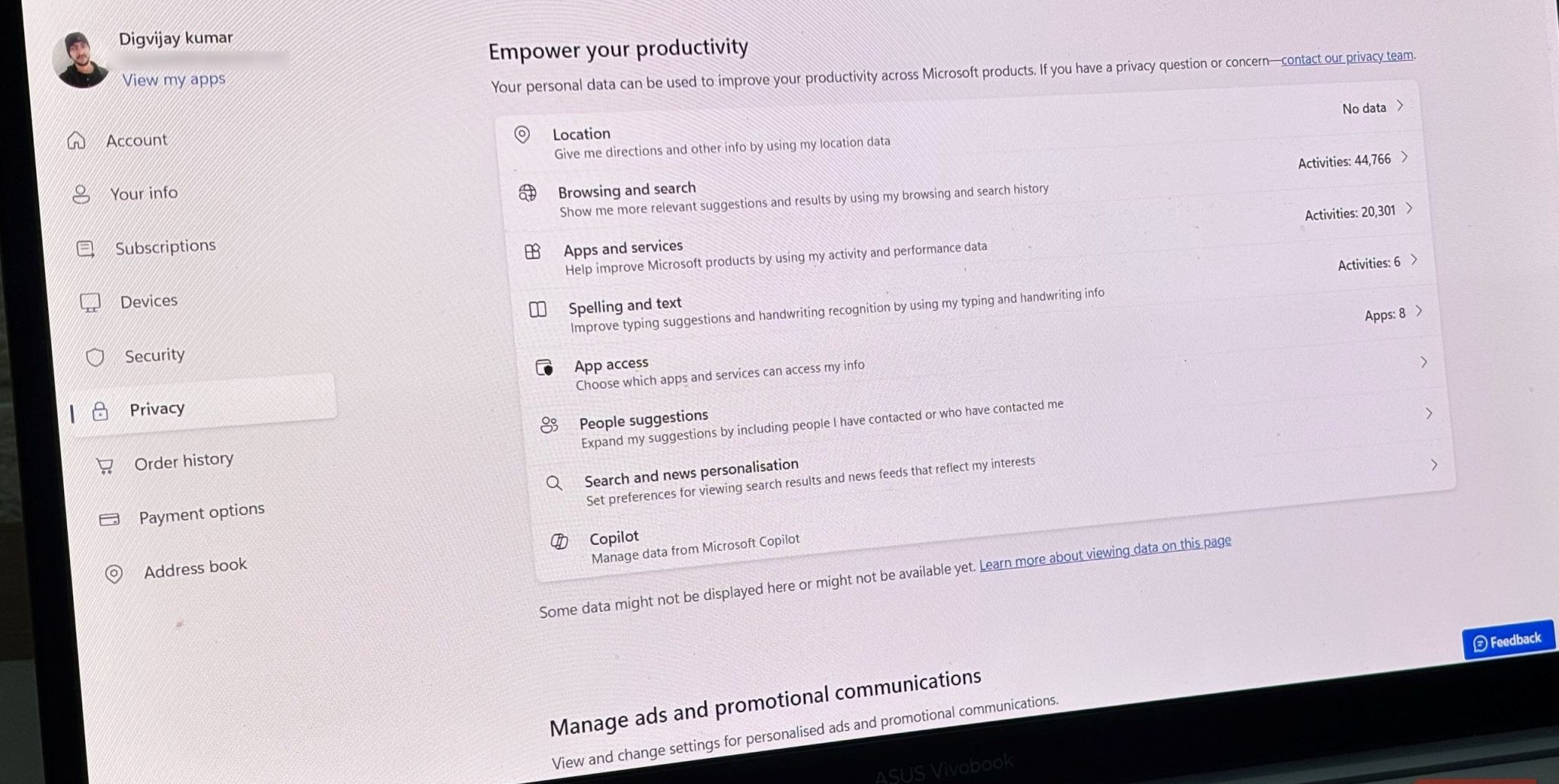 لوحة معلومات خصوصية Microsoft على شاشة حاسوب ASUS المحمول.