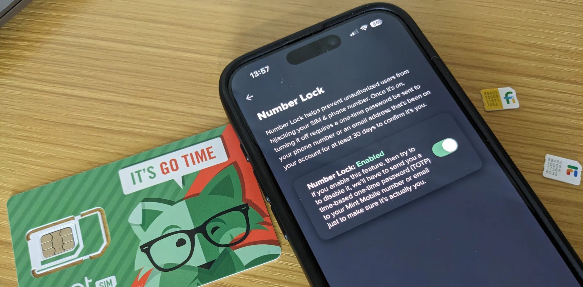 قفل رقم حماية شريحة SIM من Mint Mobile مع شرائح SIM على الطاولة