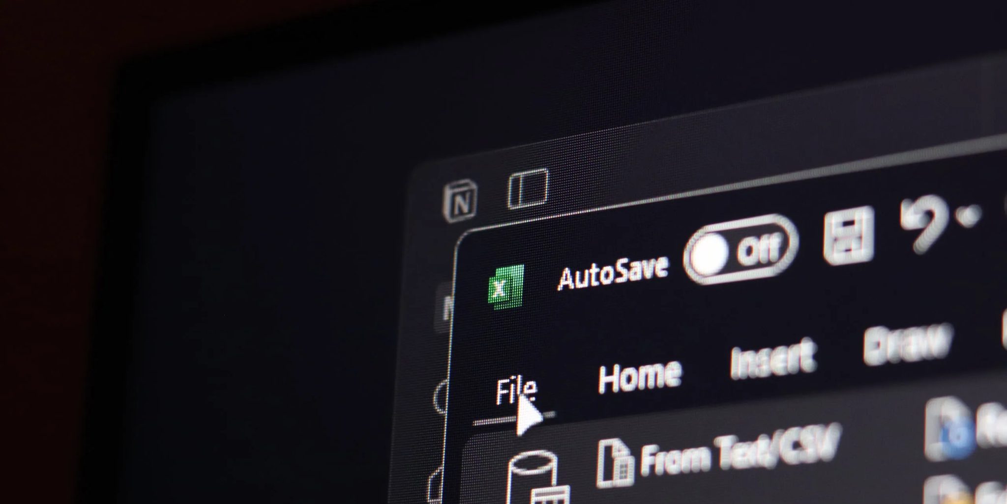 Notion و Excel مفتوحان على جهاز كمبيوتر يعمل بنظام Windows 11