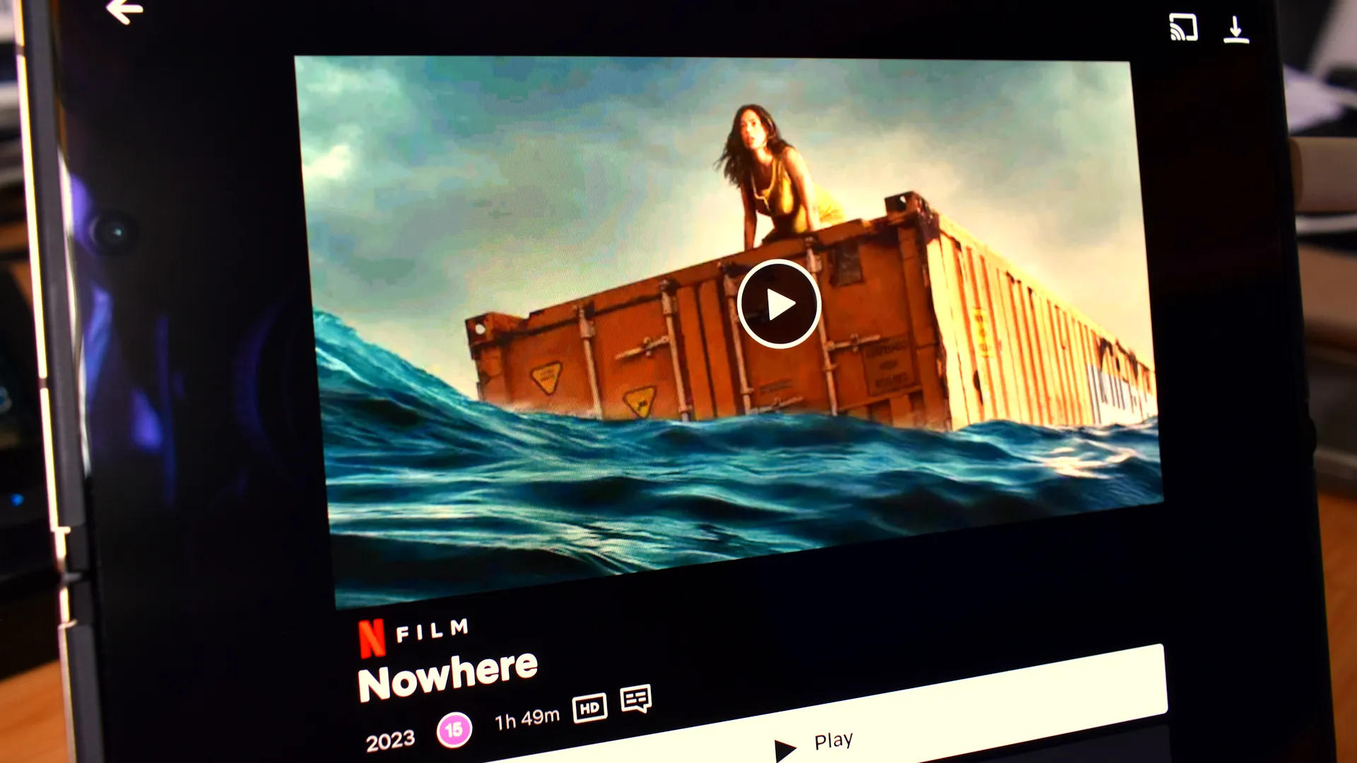 صورة لشاشة هاتف ذكي تعرض فيلم Nowhere على Netflix.