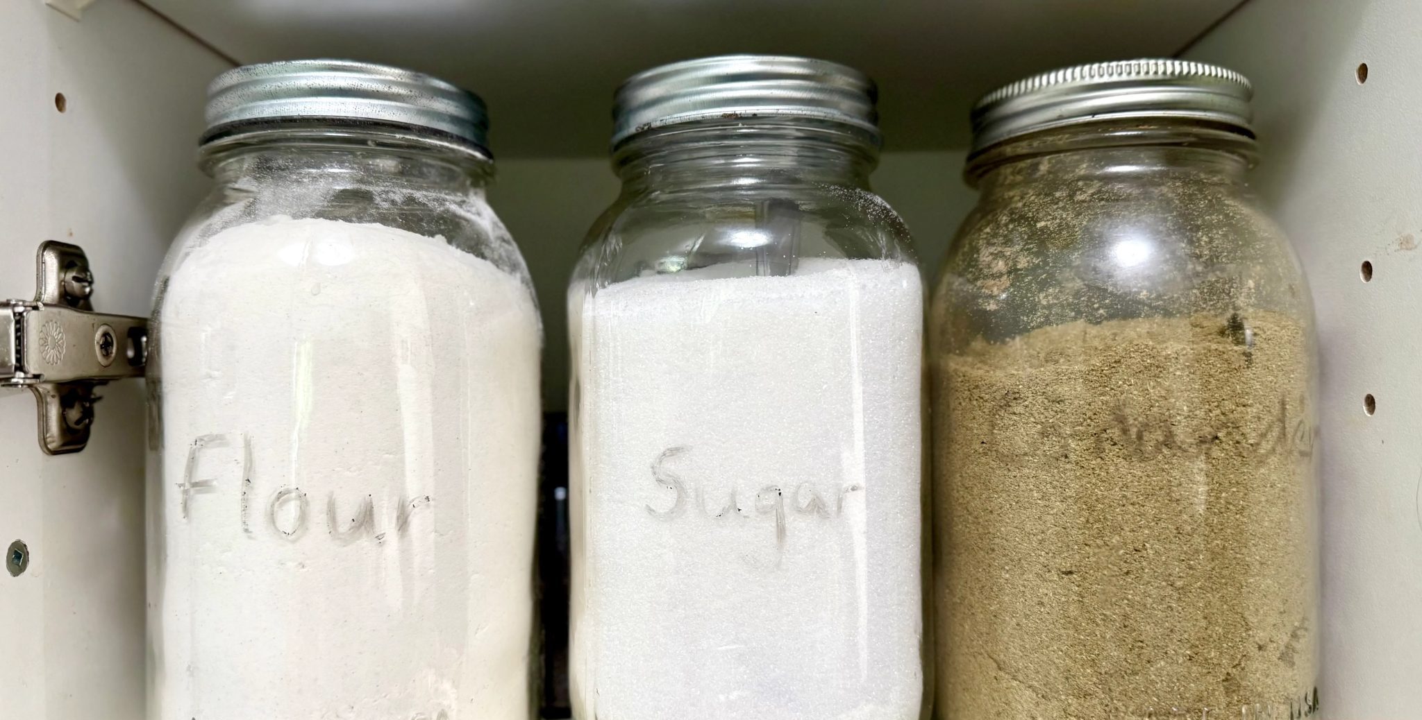 خزانة مؤن تعرض برطمانات زجاجية مُعلّمة