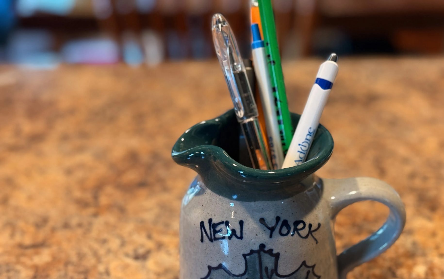 وعاء خزفي يستخدم لتخزين الأقلام وأقلام الرصاص.