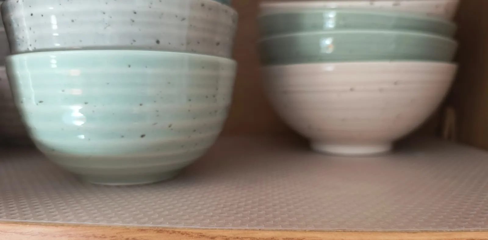 مفرش بلاستيكي أسفل الأوعية في خزانة