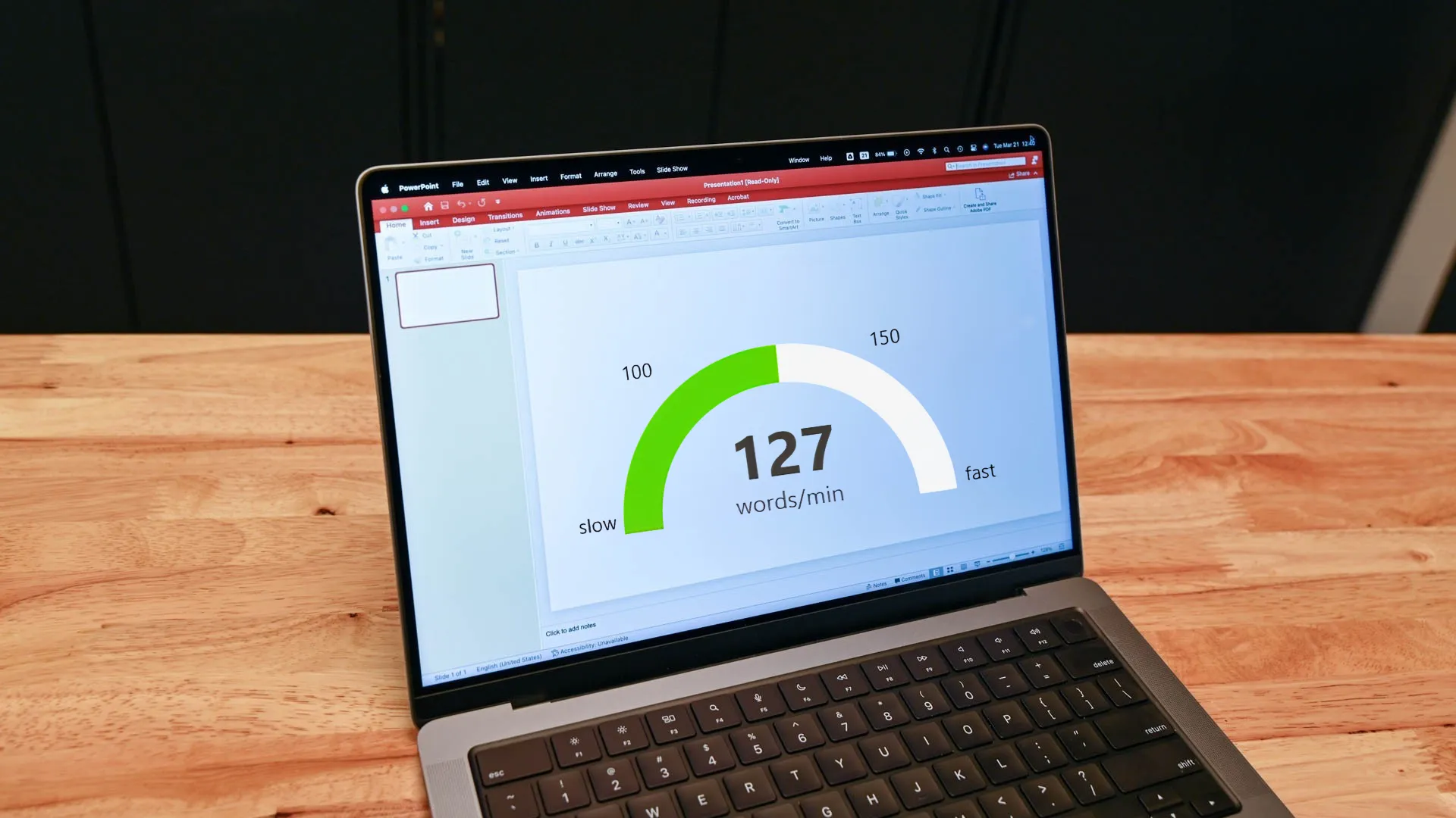 عداد سرعة (كلمة في الدقيقة) WPM على شريحة PowerPoint على جهاز كمبيوتر محمول على طاولة